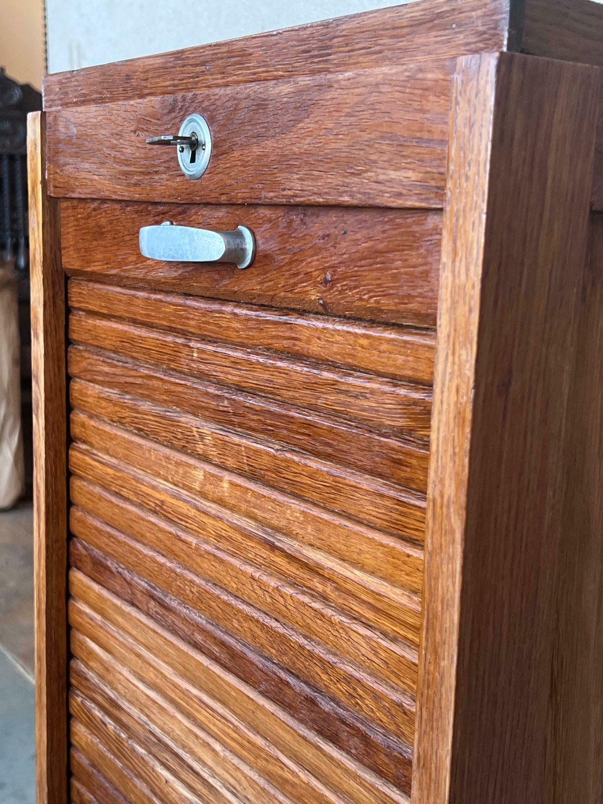 photo for sale Classeur du début du XXe siècle, une porte à jalousies et cinq étagères