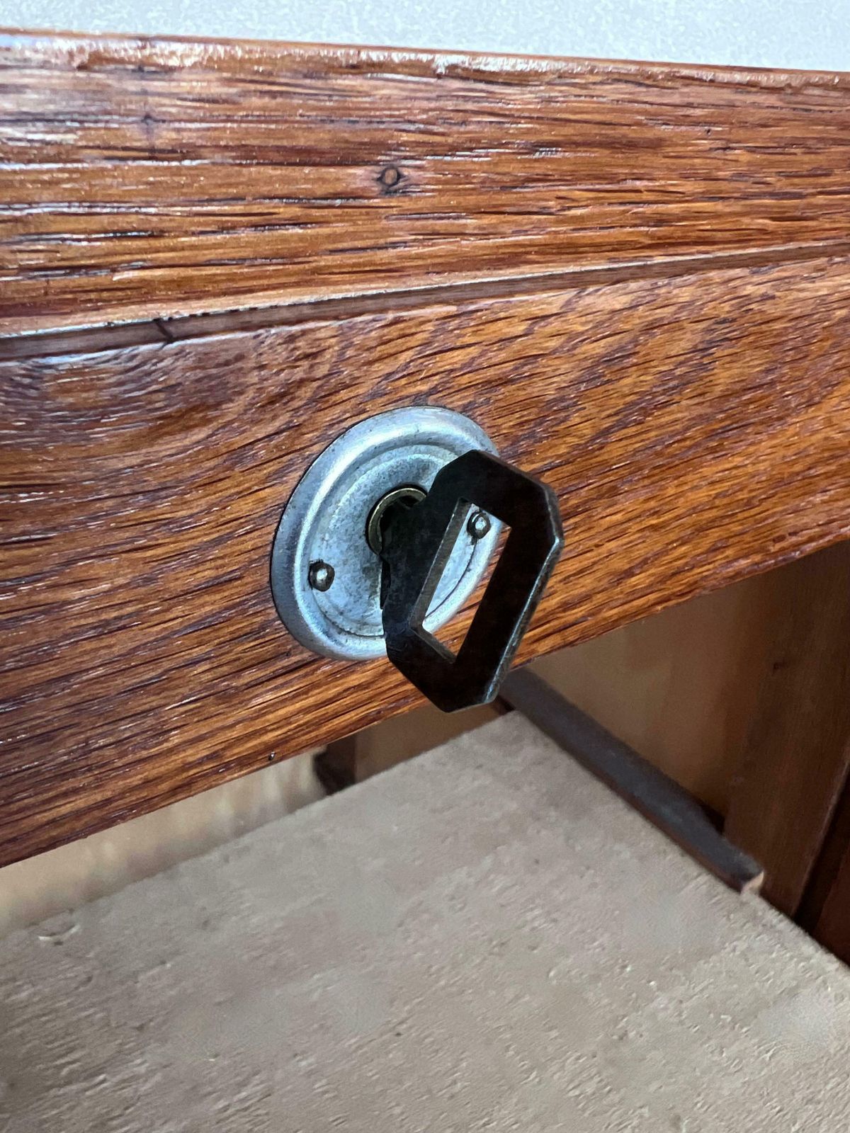 Mobilier Classeur du début du XXe siècle, une porte à jalousies et cinq étagères photo