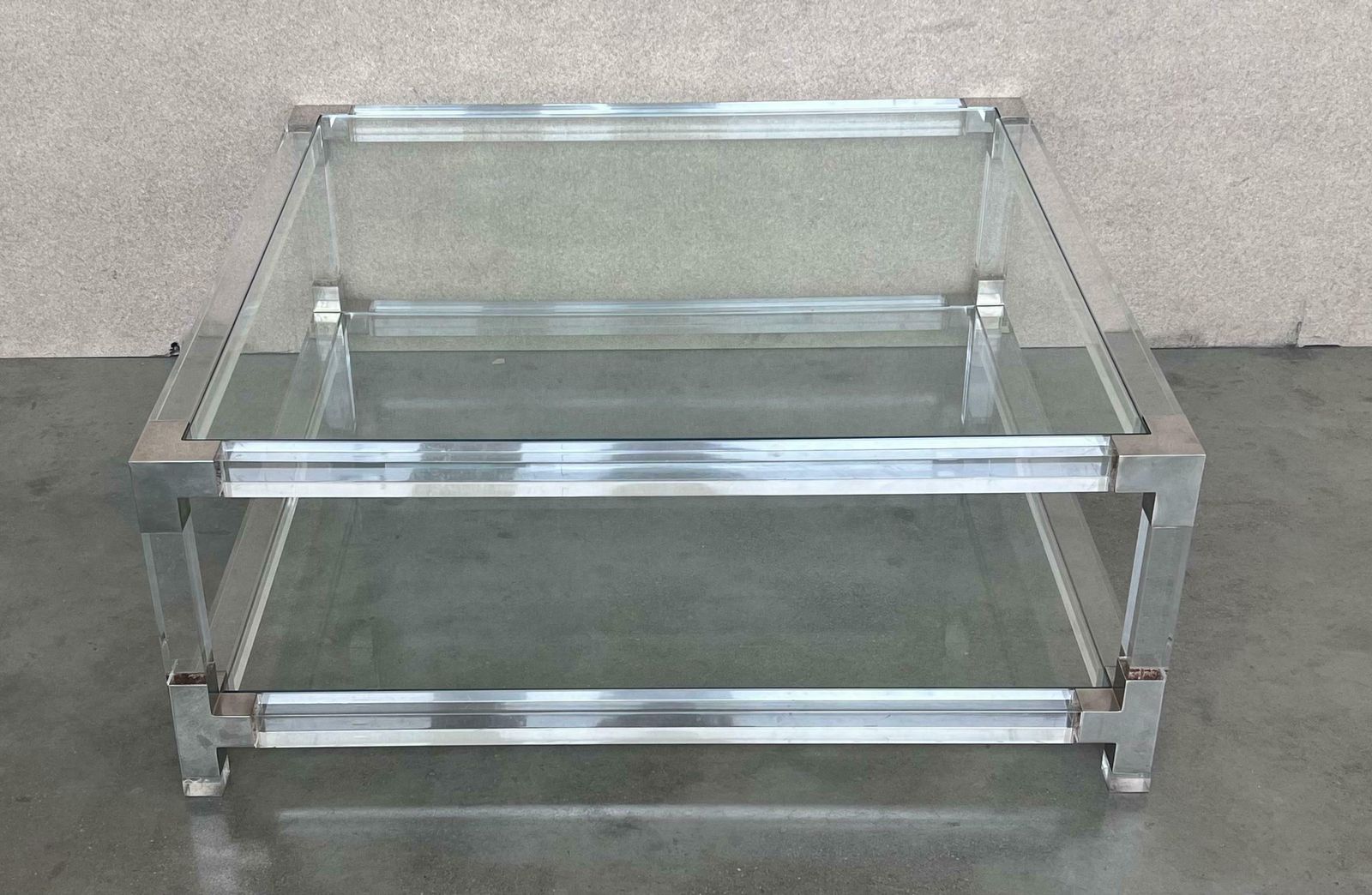 Table basse carrée mid-century en lucite avec détails en métal chromé photo for sale