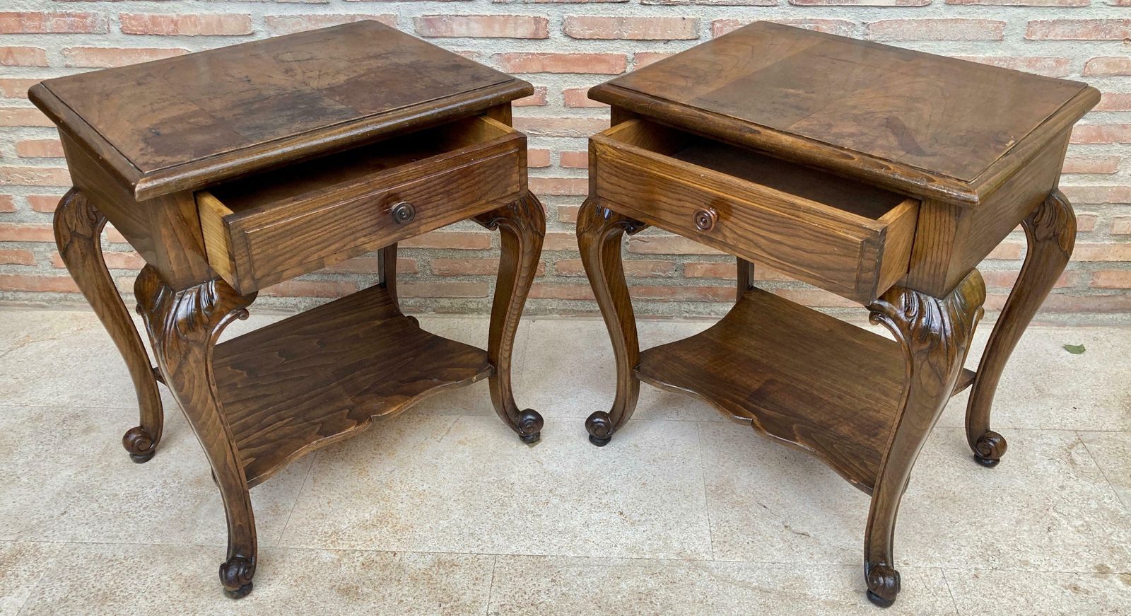 Tables de chevet Louis XV en noyer avec tiroir et étagère ouverte, années 1930, lot de 2 photo Mobilier