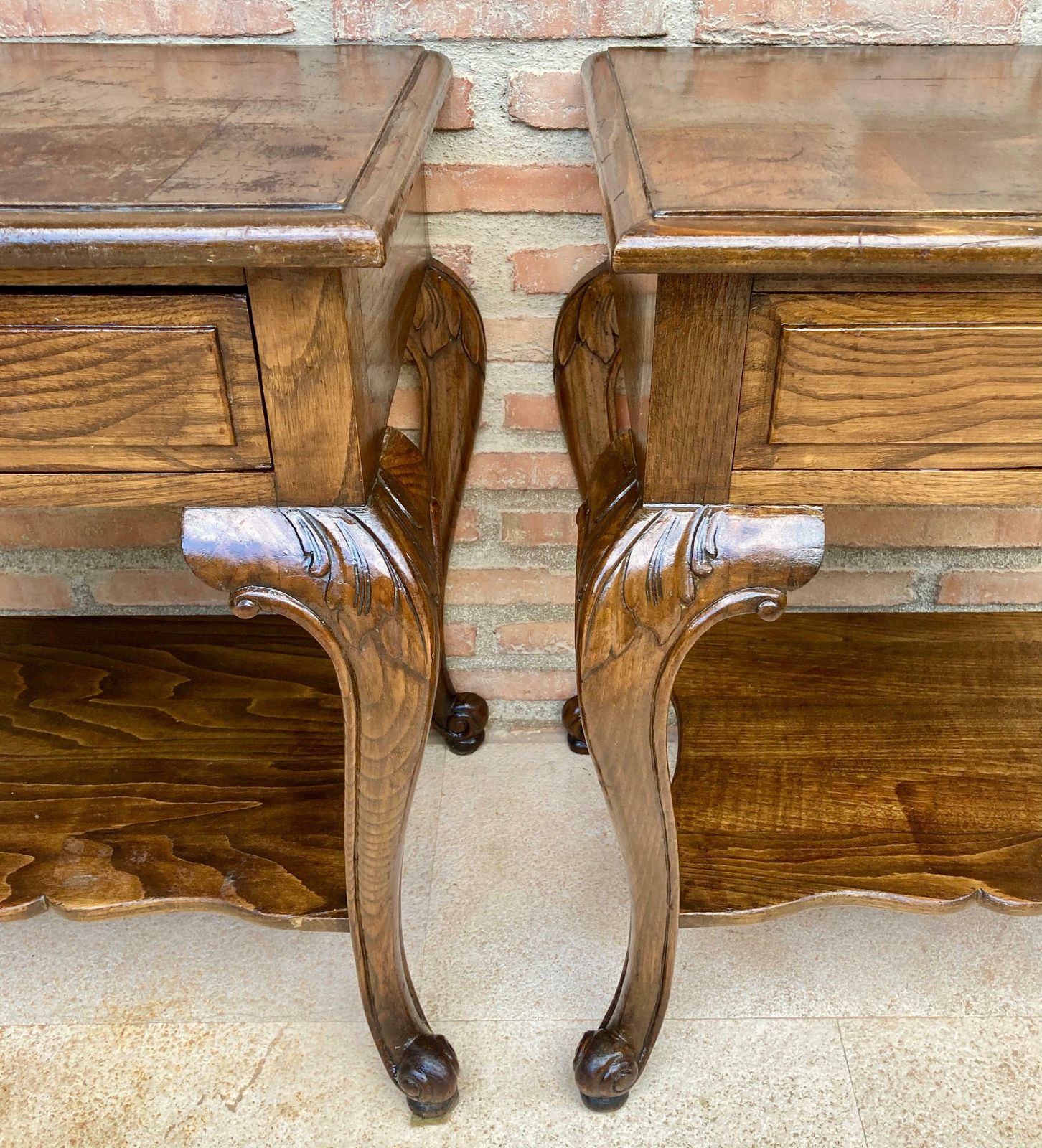 photo for sale Tables de chevet Louis XV en noyer avec tiroir et étagère ouverte, années 1930, lot de 2