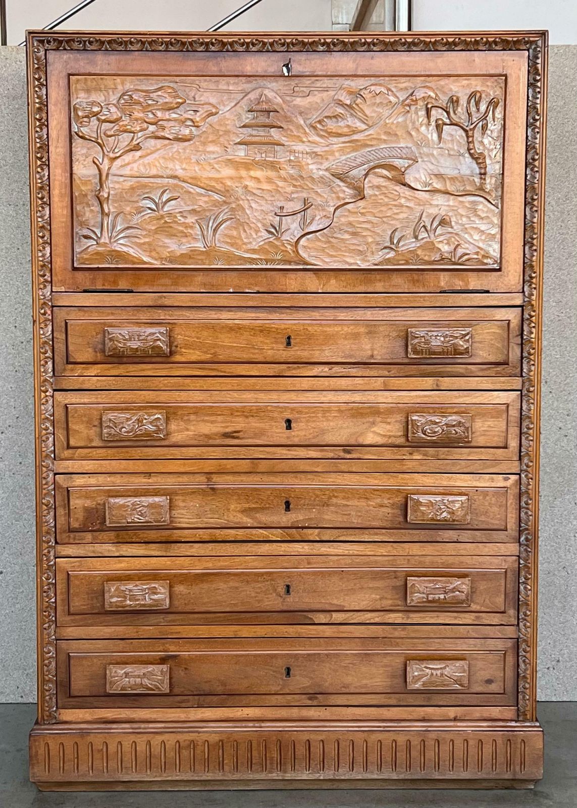 Secrétaire à abattant espagnol en chêne sculpté, Espagne, vers 1950 photo furniture