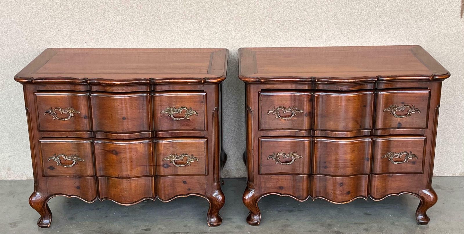 Paire de commodes italiennes baroques en loupe de noyer, tables de chevet photo furniture