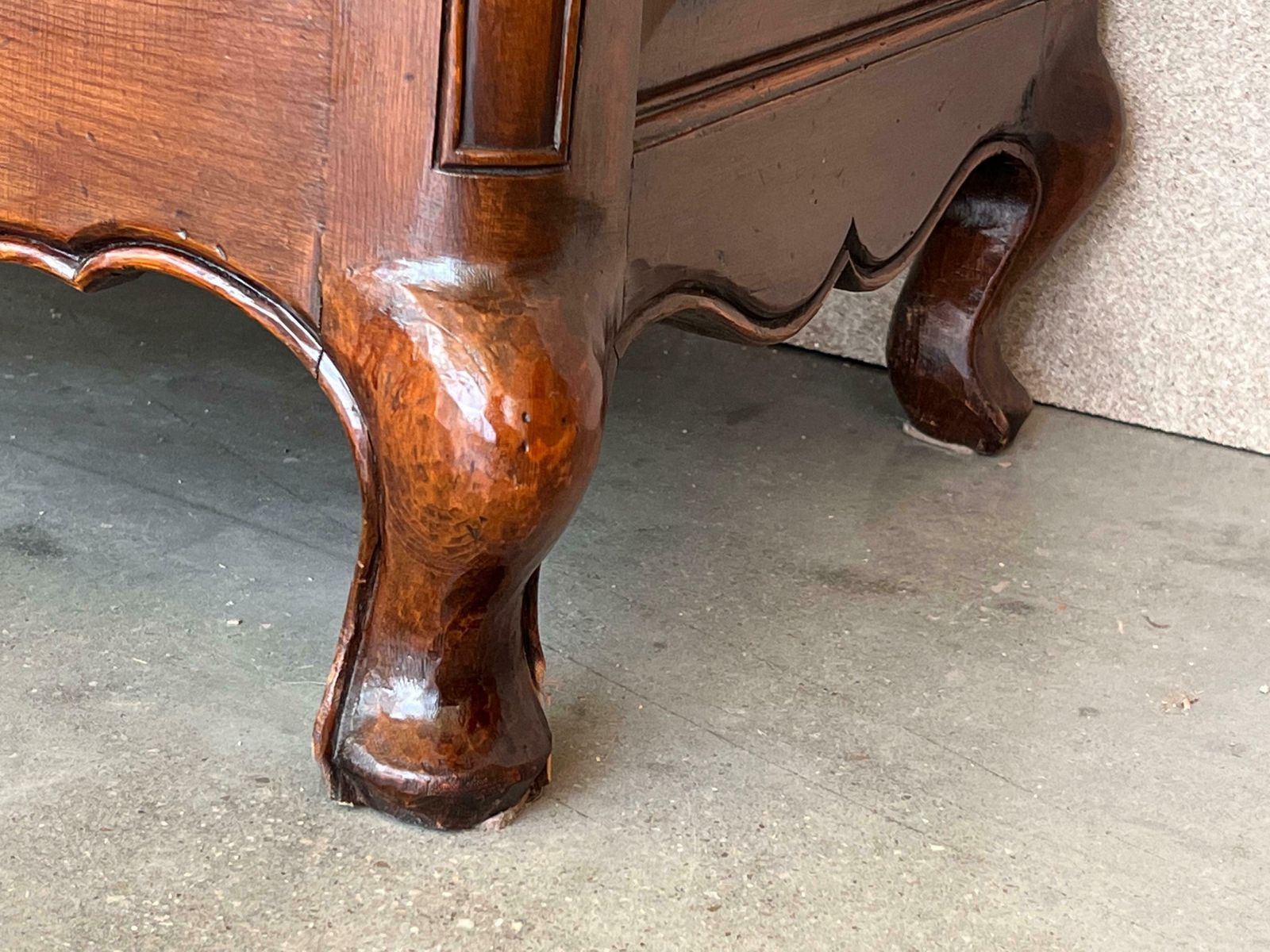 3722.0 Paire de commodes italiennes baroques en loupe de noyer, tables de chevet photo