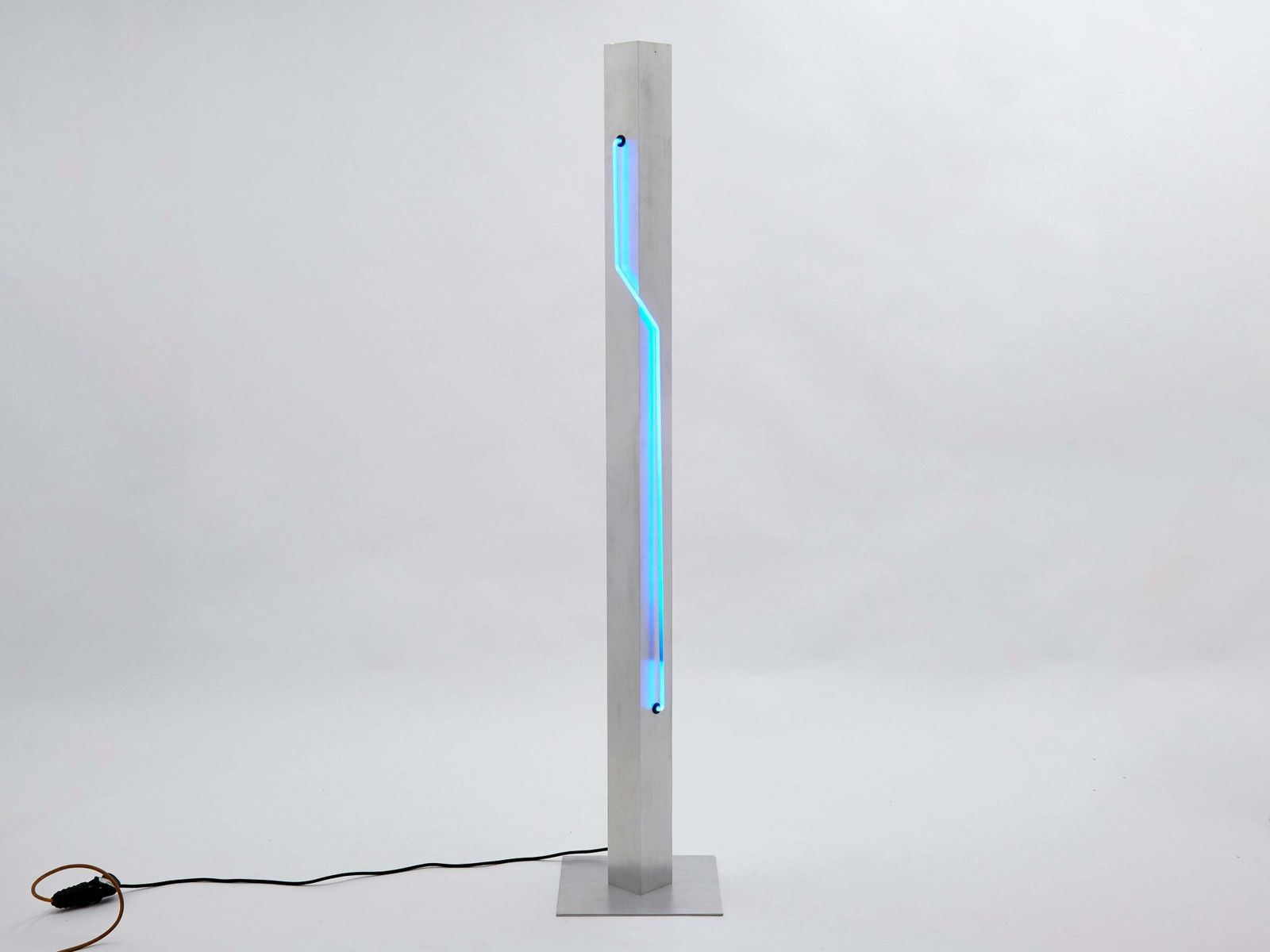 Lampadaire en acier au néon bleu, par Rudi Stern et Dan Chelsea pour Kovacs, 1983 photo furniture