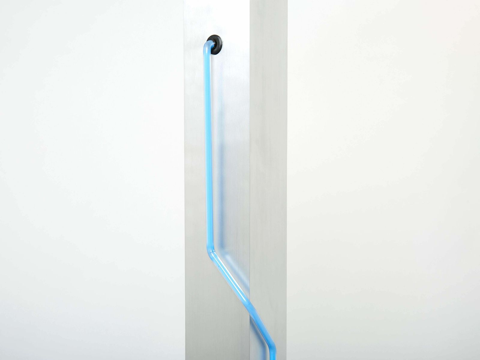 Luminaires Lampadaire en acier au néon bleu, par Rudi Stern et Dan Chelsea pour Kovacs, 1983 photo