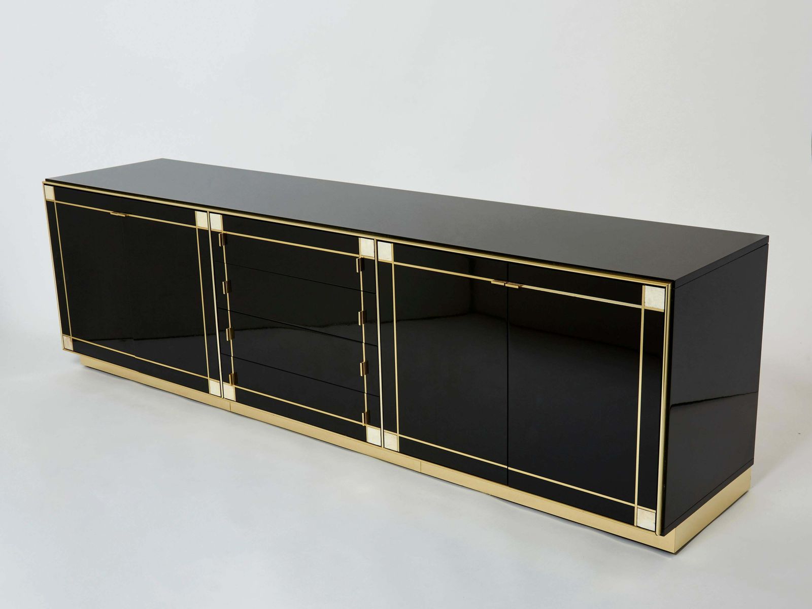 Buffet Pierre Cardin en laiton et laque noire avec incrustations de nacre, années 1980 photo furniture