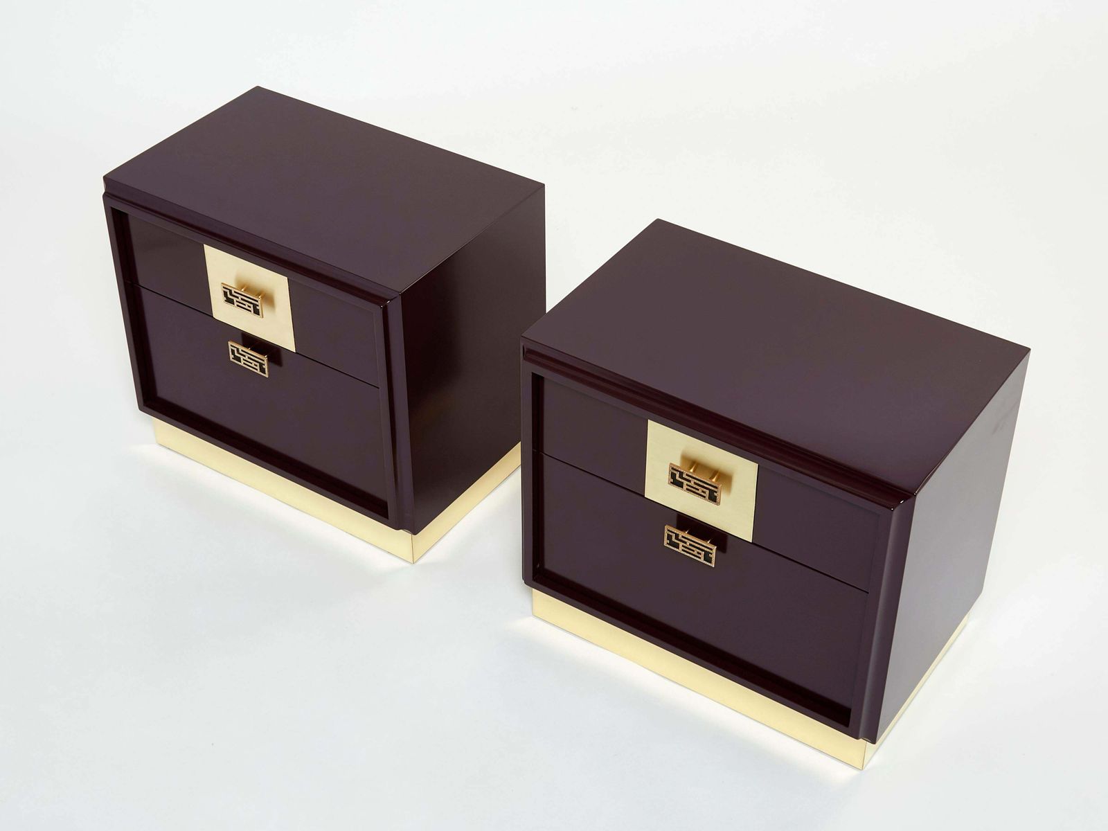 Paire de tables de chevet Luciano Frigerio laquées prune et laiton, Italie, années 1970 photo vinterior