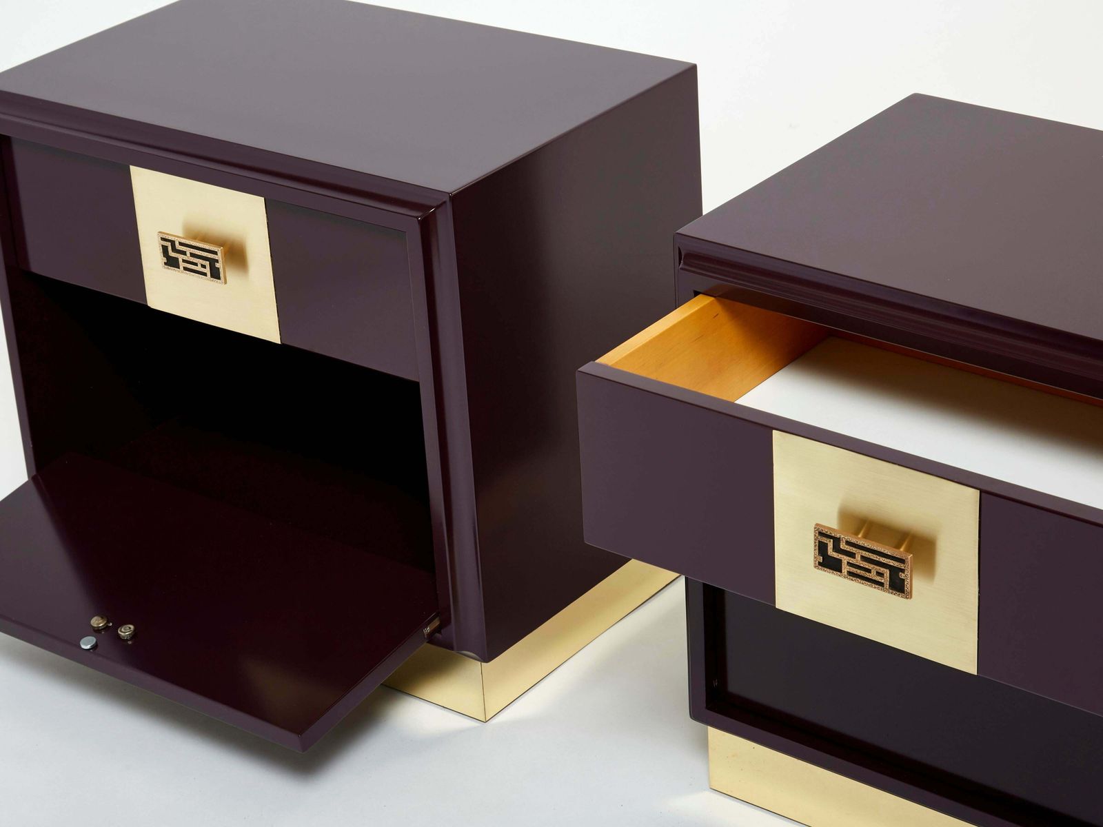 Paire de tables de chevet Luciano Frigerio laquées prune et laiton, Italie, années 1970 photo vintage