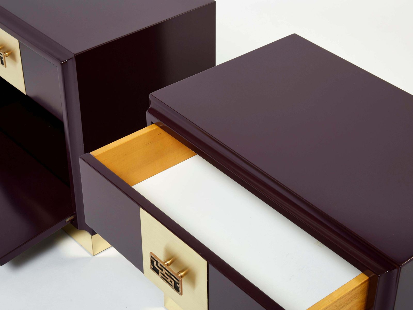 photo for sale Paire de tables de chevet Luciano Frigerio laquées prune et laiton, Italie, années 1970