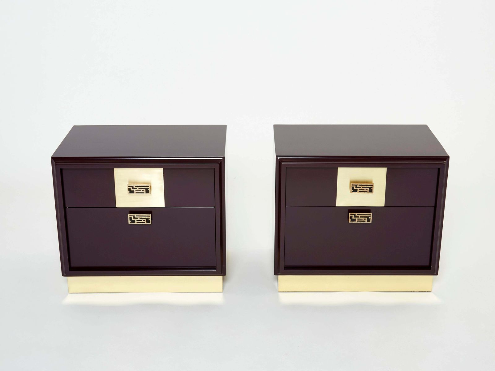 11627.22 Paire de tables de chevet Luciano Frigerio laquées prune et laiton, Italie, années 1970 photo