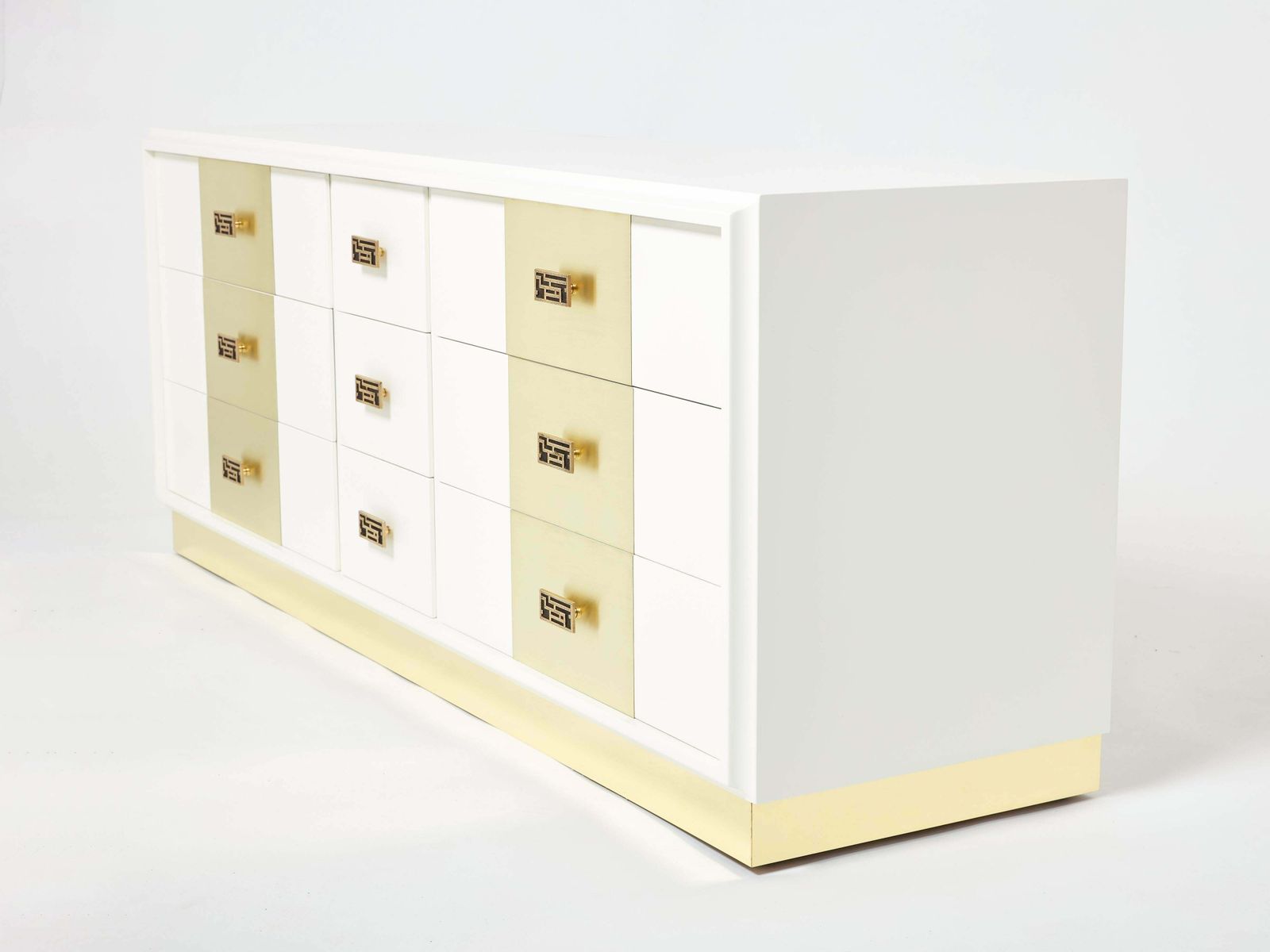 Commode Luciano Frigerio laquée blanc cassé en laiton, années 1970 photo vinterior
