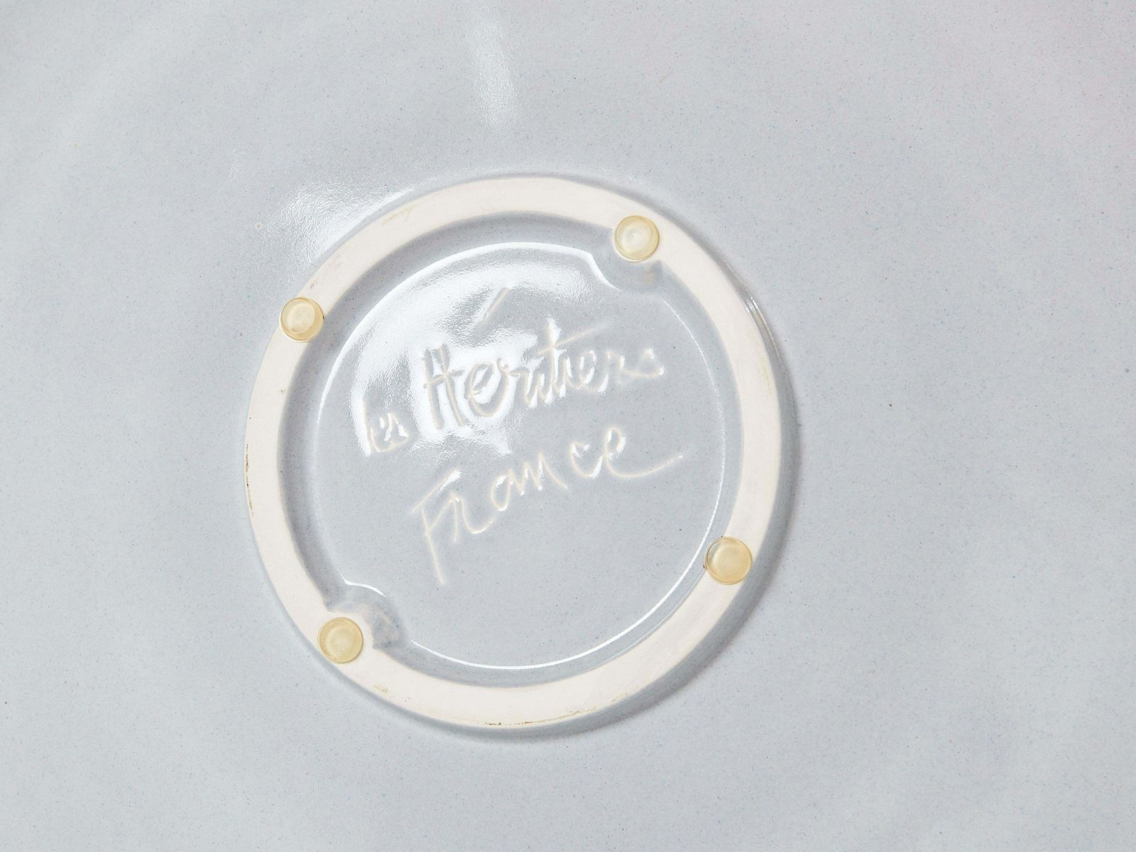 photo furniture Grand plat de présentation en céramique émaillée dorée Les Héritiers, 1990