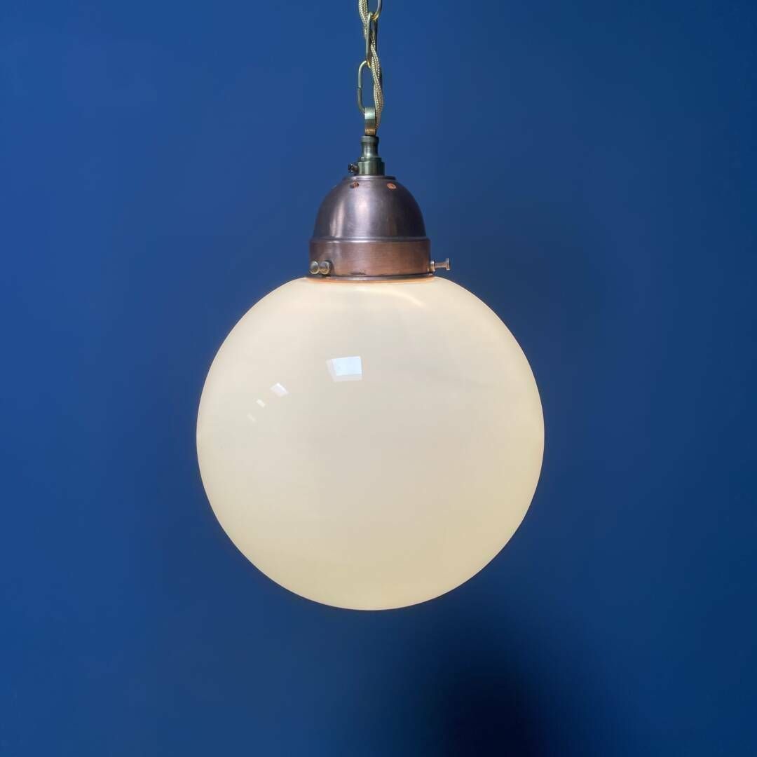 photo vintage Opaline Glazen Bollamp Met Koperen Fitting