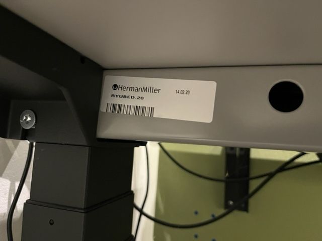 Office Desk 'Sit Stand' Herman Miller   Height Adjust., Up Screen In Apple Green photo vinterior