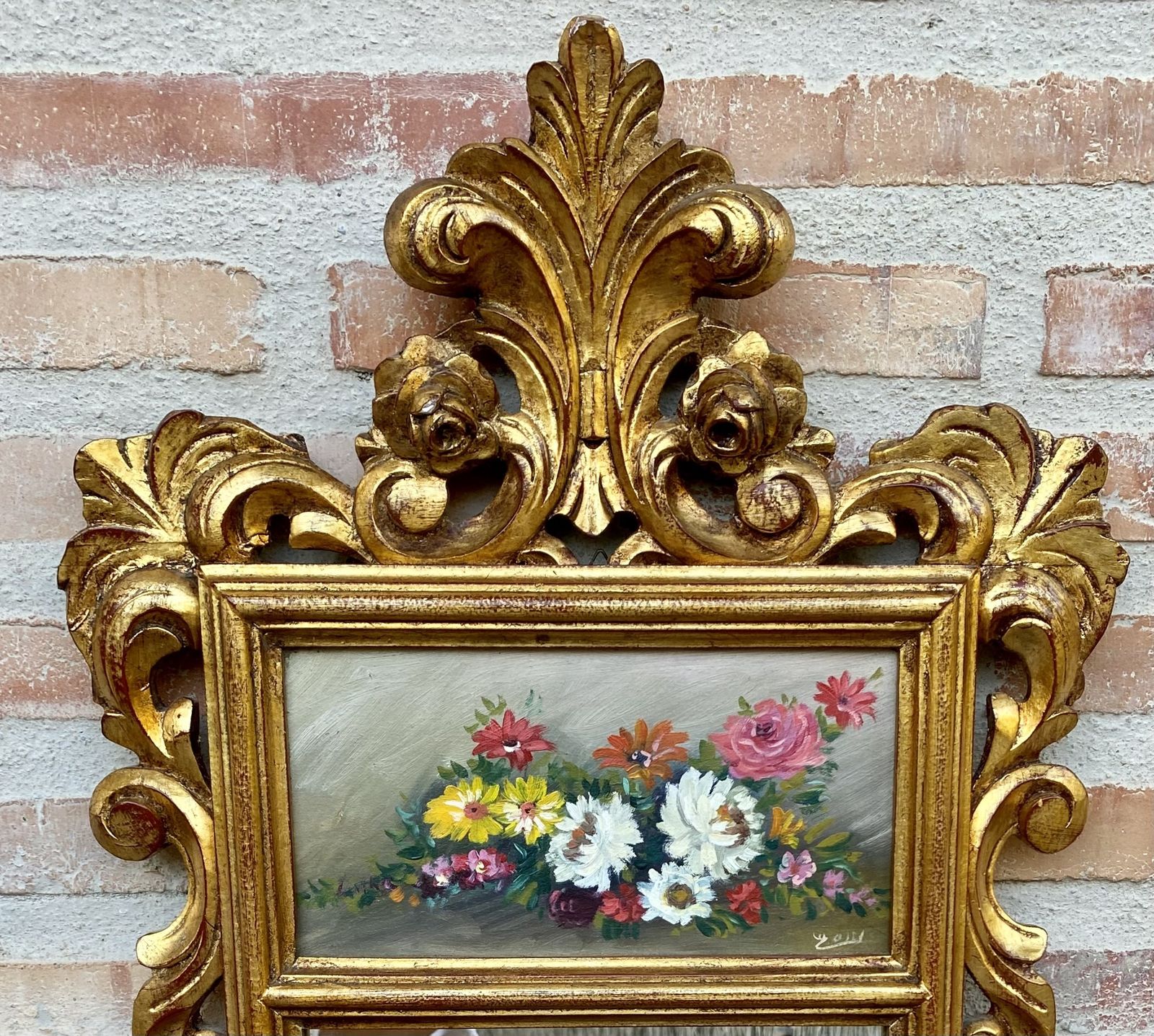 Vergulde Gebeeldhouwde Wandspiegel In Franse Rococo Stijl Met Olieverfchildering Van Bloemenmotieven photo vintage