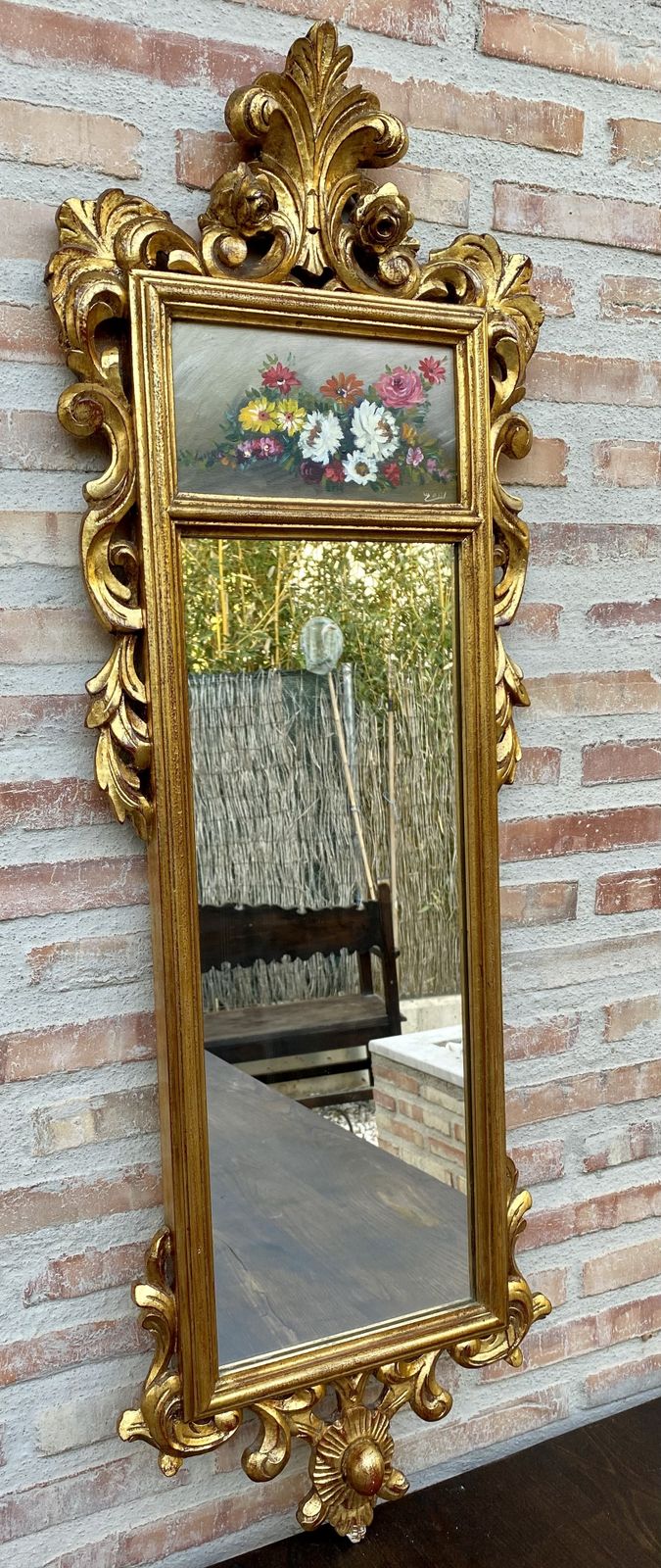 photo vinterior Vergulde Gebeeldhouwde Wandspiegel In Franse Rococo Stijl Met Olieverfchildering Van Bloemenmotieven