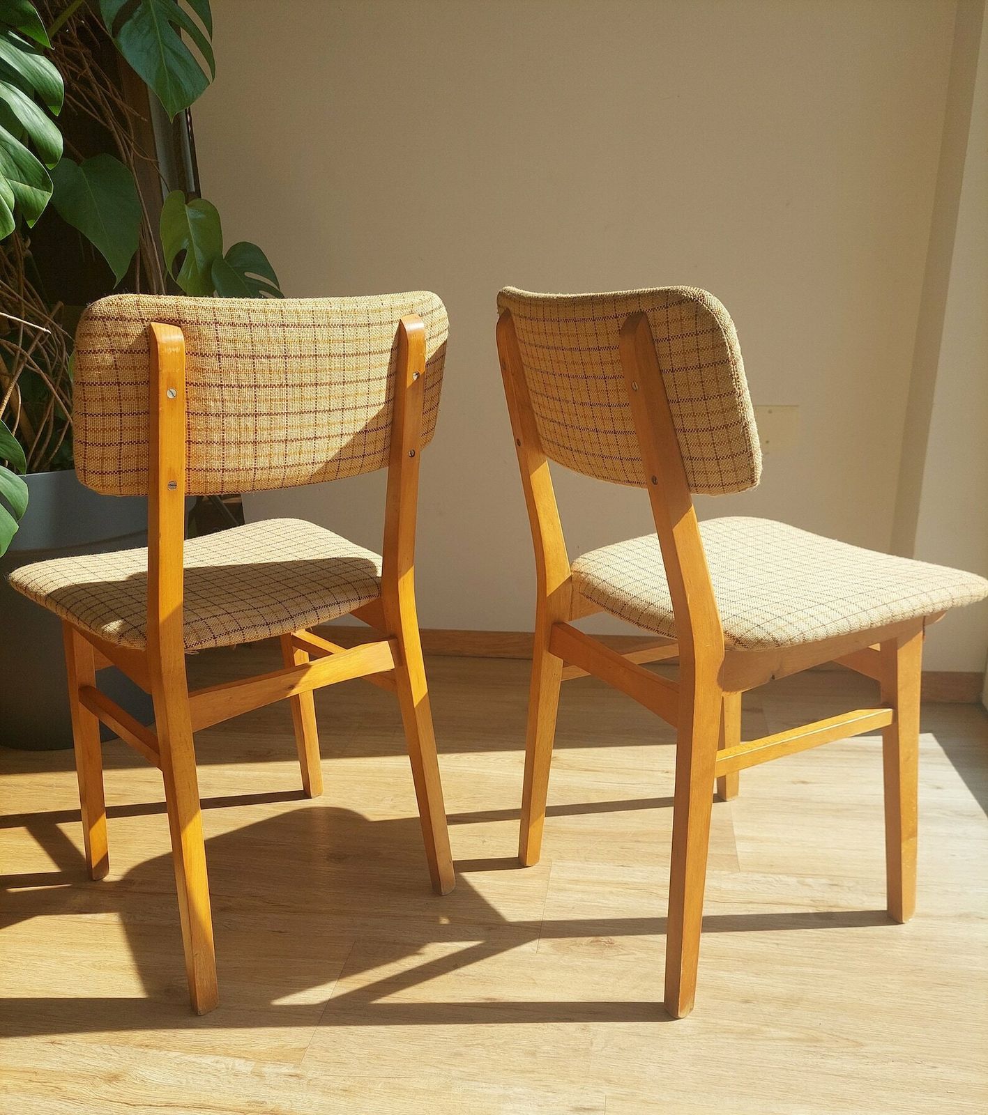 1 Of 2 Retro Chair / Retro Dining Chair / Retro Furniture / Retro Ambience / Retro Home / Mid Century Modern / Mcm Chair / Mcm Home /70's photo vinterior
