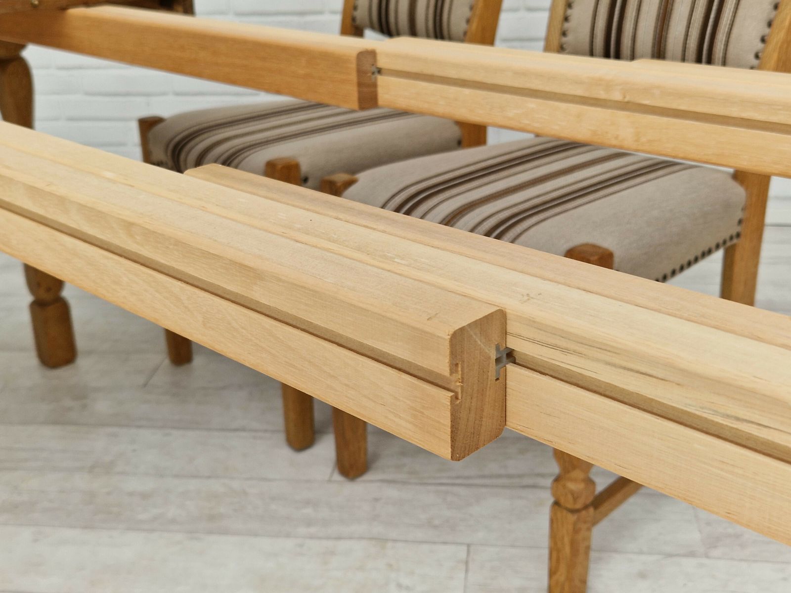 photo vintage 1970s, Danish Design, Dinning Set Of Table And Four Chairs, Oak Wood, Wool.