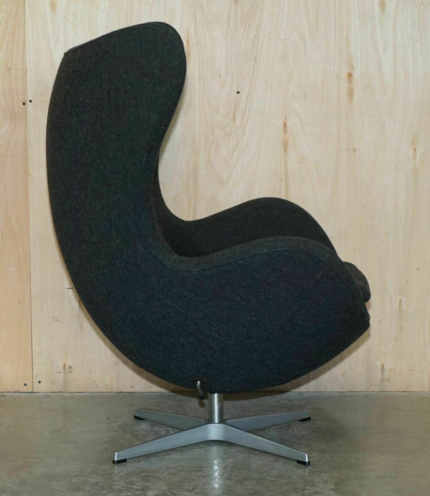photo vintage Original 1996 Stamped Fritz Hansen Egg Chair In Black / Grey Fabric