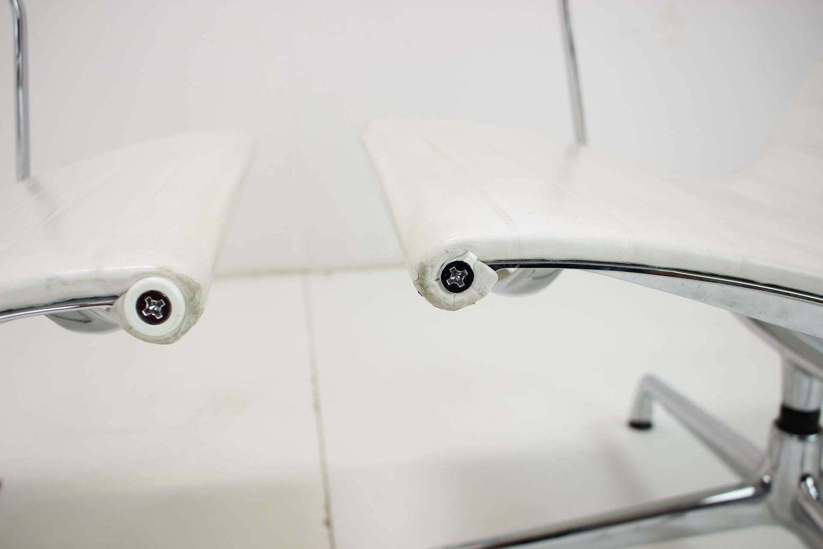 Stoel Van Charles & Ray Eames Voor Vitra, Ea 107 photo buy