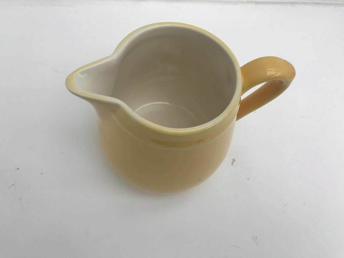 Melkkan Villeroy & Boch Shabby Pastelgeel Pitcher Jaren 1940 Porselein Vervangingsstuk Roomkan Cadeau photo for sale