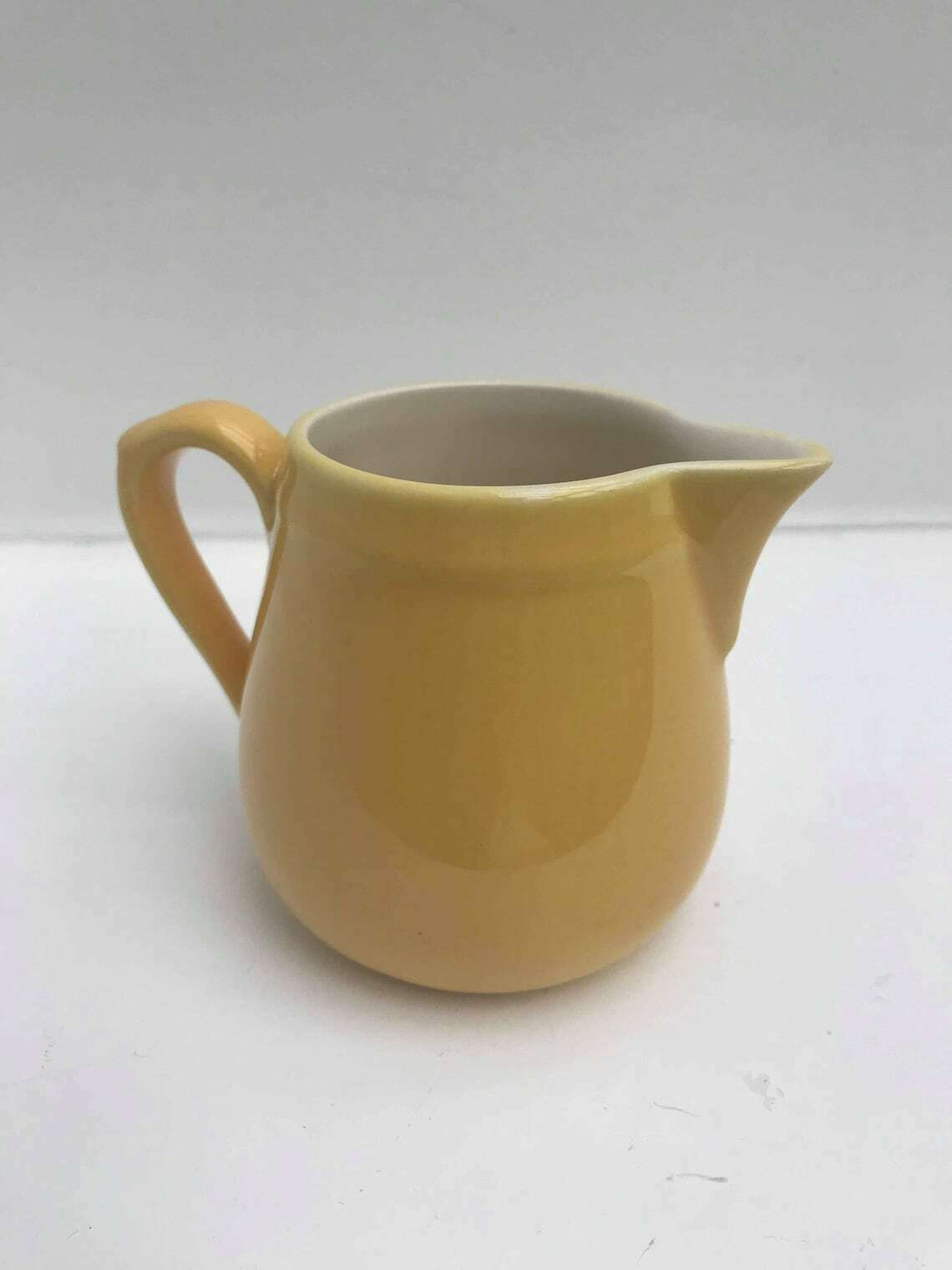 photo furniture Melkkan Villeroy & Boch Shabby Pastelgeel Pitcher Jaren 1940 Porselein Vervangingsstuk Roomkan Cadeau