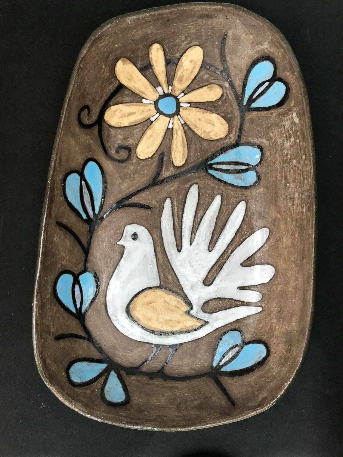 Decoratief keramisch bord jaren 1950 – groot wanddecor – keuken – vogel/duif – bloemen – bruin steengoed – geëmailleerd – polychroom – Mid-Century Modern – gesigneerd photo 207.0