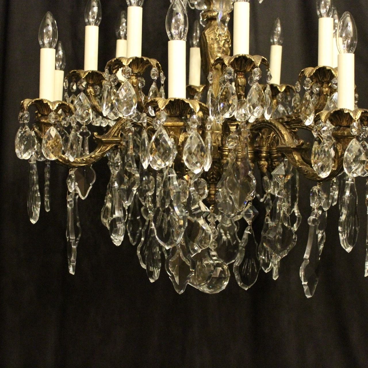 photo vinterior French Pair Of Bronze Antique Chandeliers