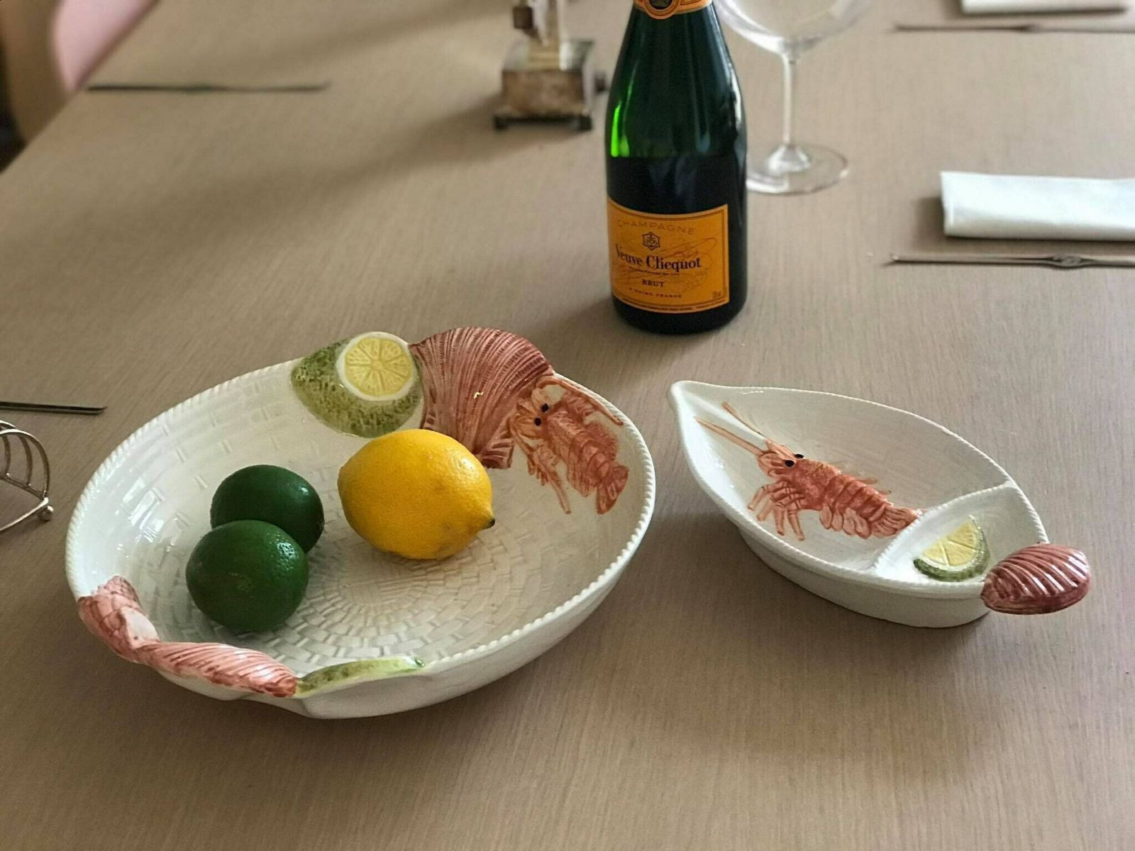 Serveerschaal Voor Zeevruchten Met Sauskom – Rond – Kreeft – Schelpdieren – Italiaans – Pastabord – Saladeschaal – Handgemaakt Aardewerk Italië photo vinterior