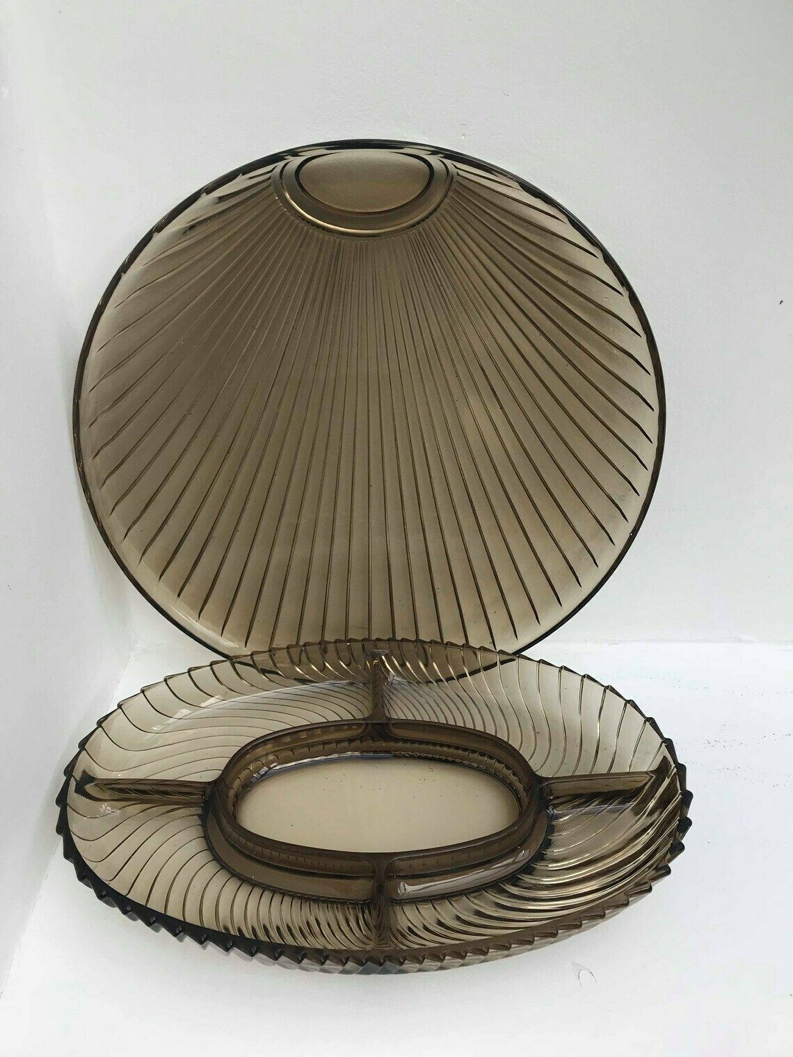photo for sale Gerookt glas – 2 schalen, geperst glas, mid-century, brede ronde schaal, ovale vintage schaal, hapjesbord, tafel, kerst