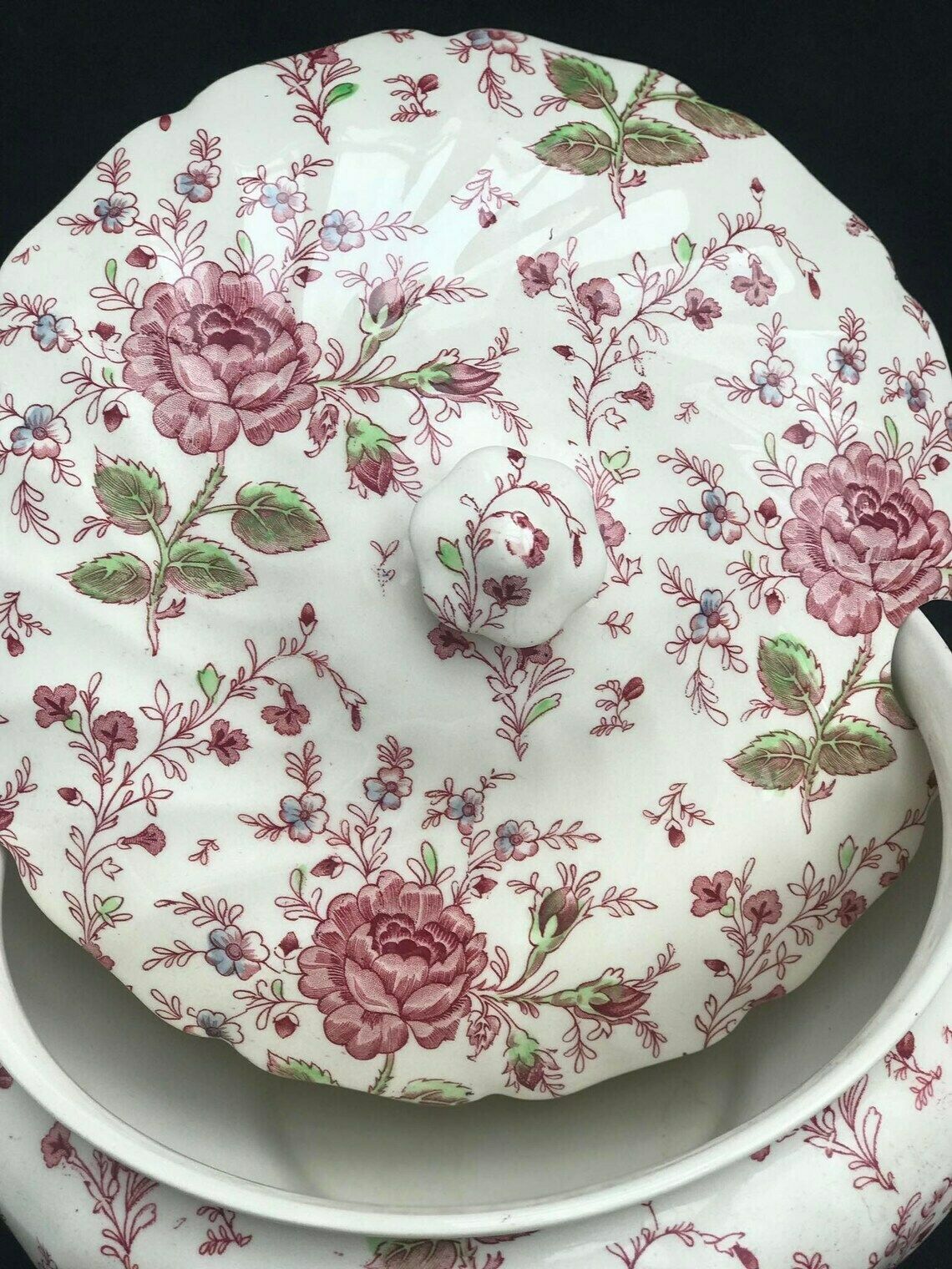Johnson Brothers Soepterrine – Niet Meer Leverbaar Servies, Vervangend Tafelservies Wit/Roze, Engels Gegraveerd, Roze Tafeldecoratie, Antiek Engels photo vintage