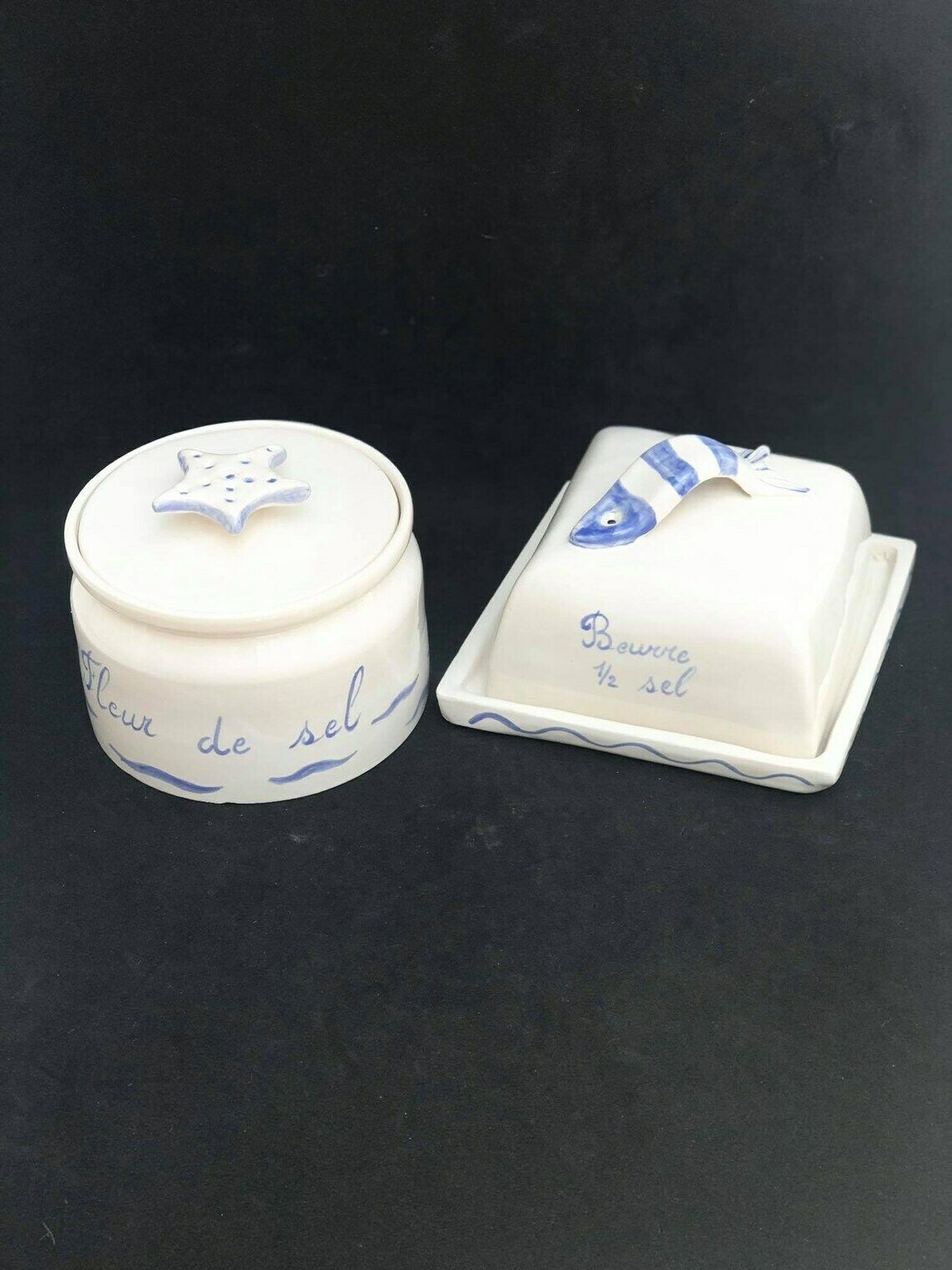 Botervloot Met Deksel En Zoutpot, Handgemaakt Blauw Wit Decor, Zout, Boter, Fleur De Sel, Geglazuurd Aardewerk, Vis, Keuken, Kust photo vinterior