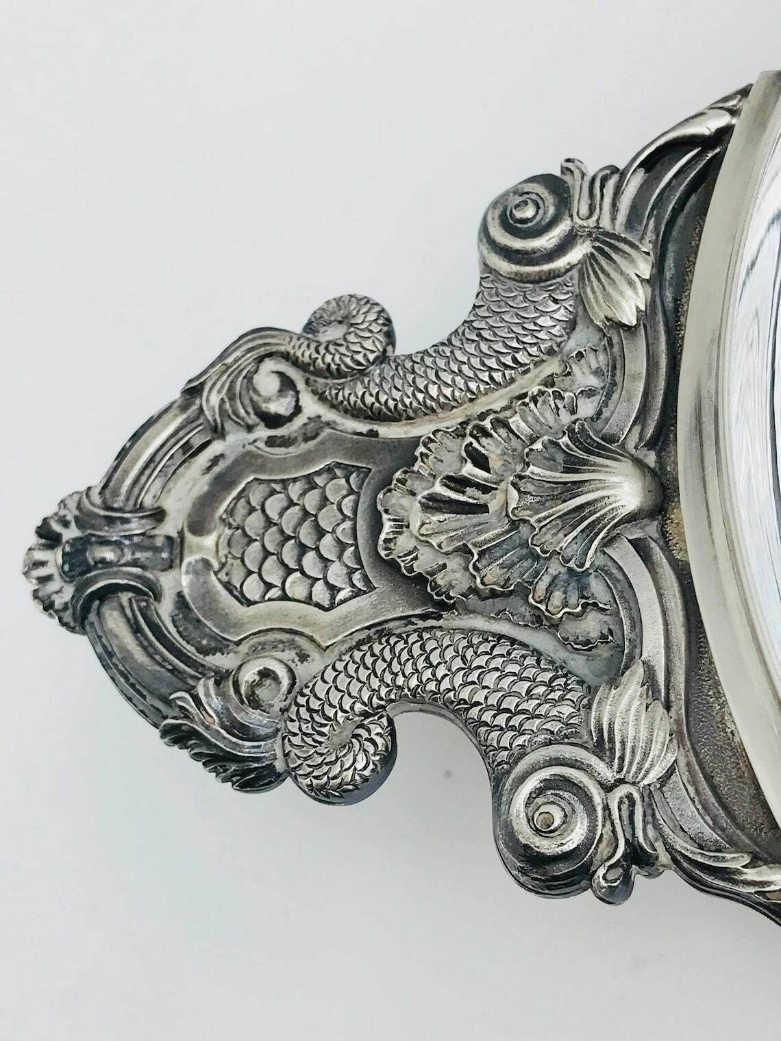 Plat de service rond Christofle d'époque, grand plat à dégustation, décor de dragons ou dauphins photo Décoration
