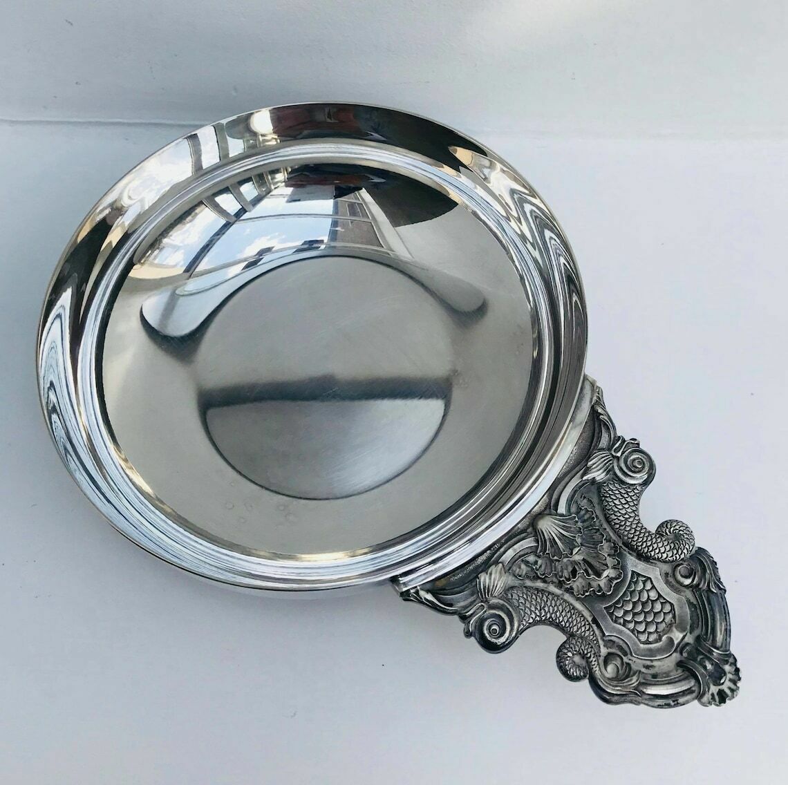 Plat de service rond Christofle d'époque, grand plat à dégustation, décor de dragons ou dauphins photo vinterior
