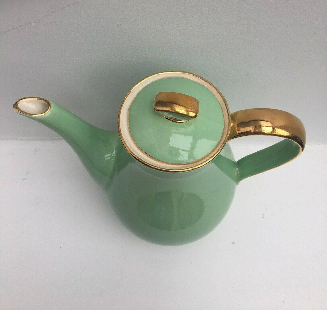 Cafetière vert pastel, anse dorée, théière Boch Frères Keralux Belgium Expo 58, vert menthe or 24 K Boch Seduction 1958 Belgian Pottery photo for sale