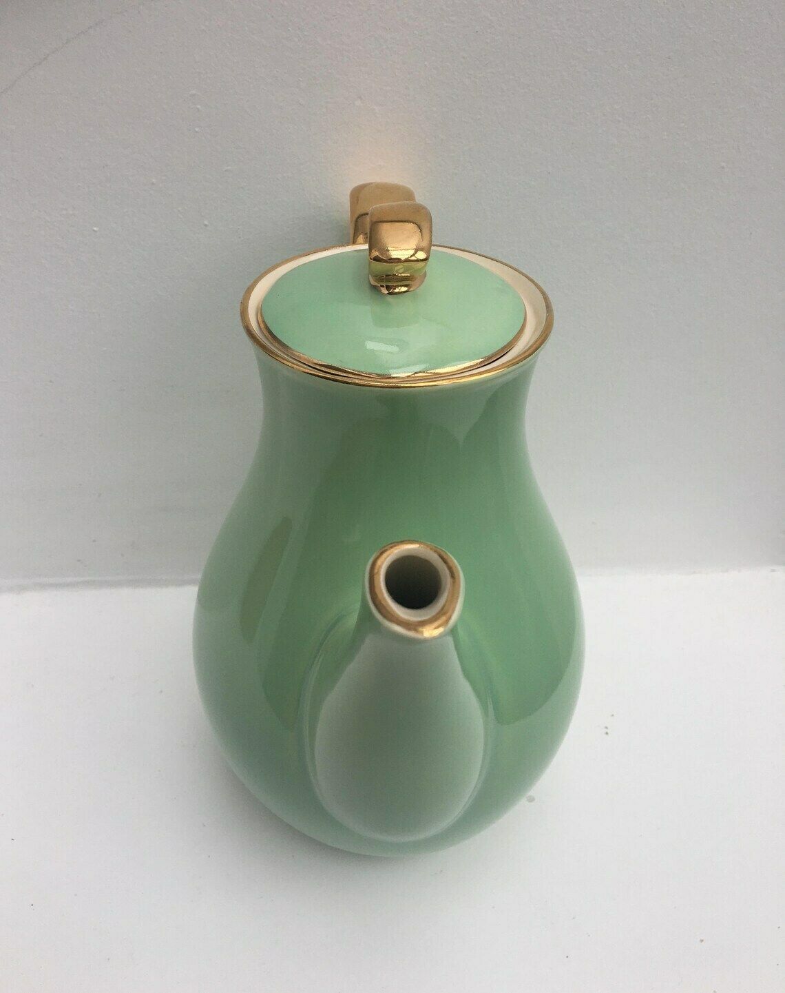 photo furniture Cafetière vert pastel, anse dorée, théière Boch Frères Keralux Belgium Expo 58, vert menthe or 24 K Boch Seduction 1958 Belgian Pottery