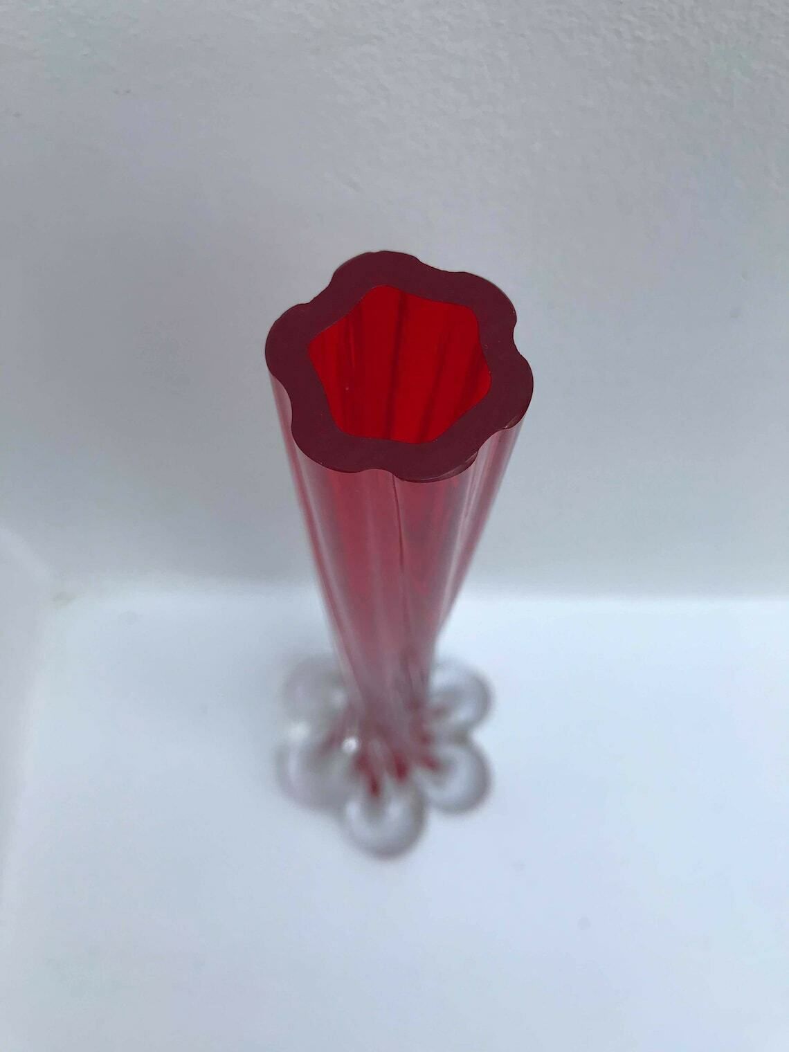 Vase soliflor en verre torsadé rouge, grand modèle élancé mid-century modern, tige vrillée en verre vert, style tube en verre d'art photo buy