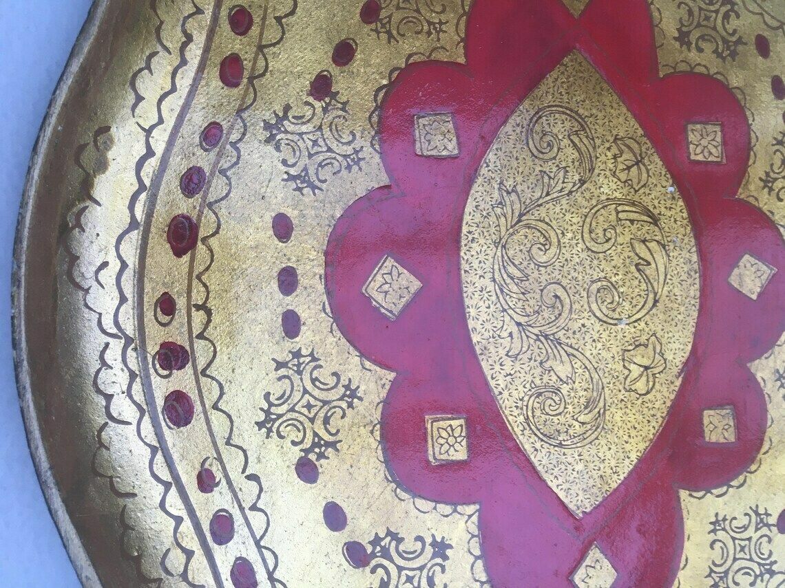 Florentijns Gouden Dienblad – Rood En Verguld | Italiaans Plateau Uit De Jaren 1960 | Handgemaakt Hout Met Antiek Geschilderd Decor | Florentijnse Stijl photo Woonaccessoires