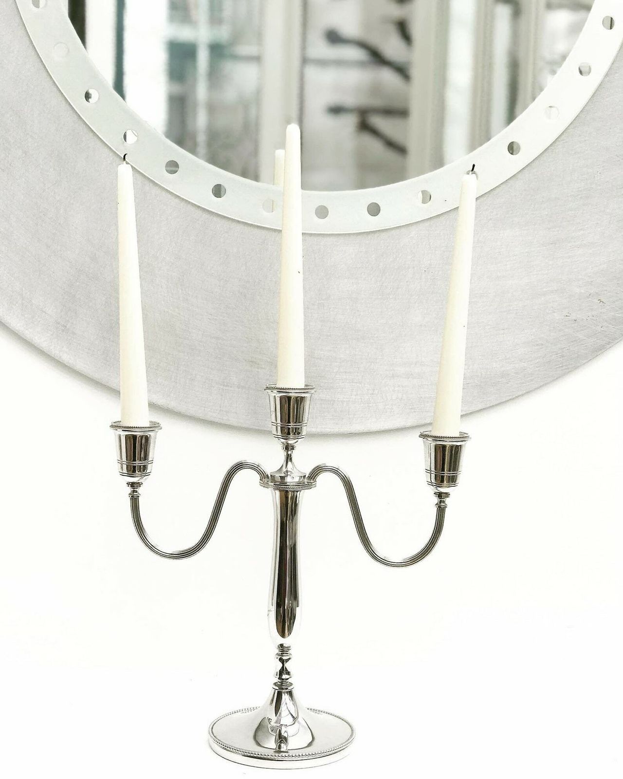 Kandelaar Verzilverd Metaal – Driearmige Kandelaar Op Ronde Voet, Tafelversiering photo furniture