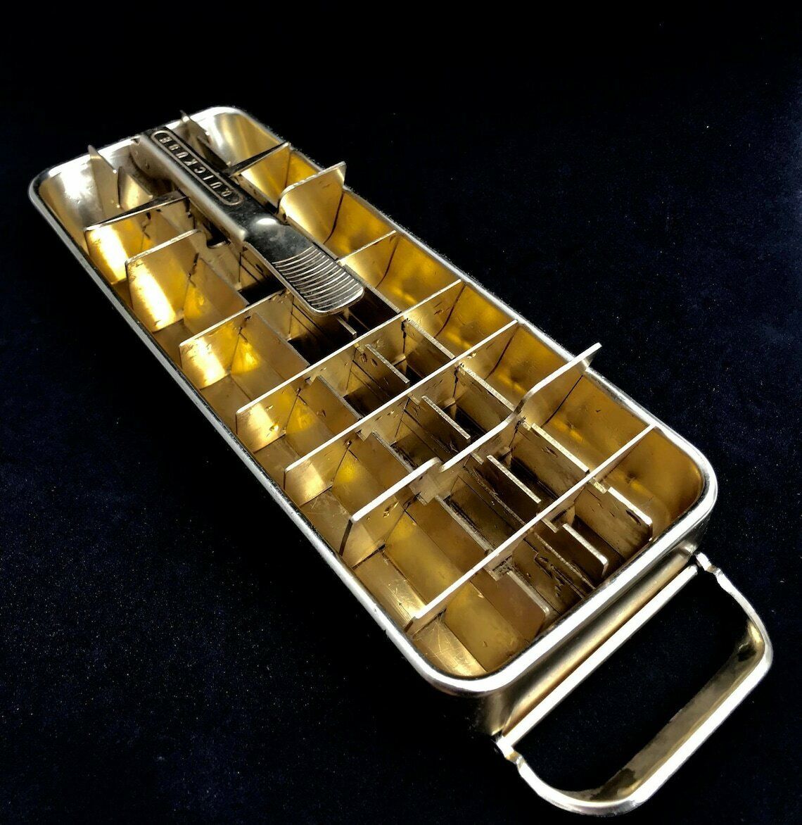 photo furniture 2 Ijsblokjesbakken Quickcube Goudkleurig Aluminium Mid Century Jaren 1950–1960 Vintage Vriezeraccesoire Handmatig Ijsblokjes Metalen Vakjes Vintage