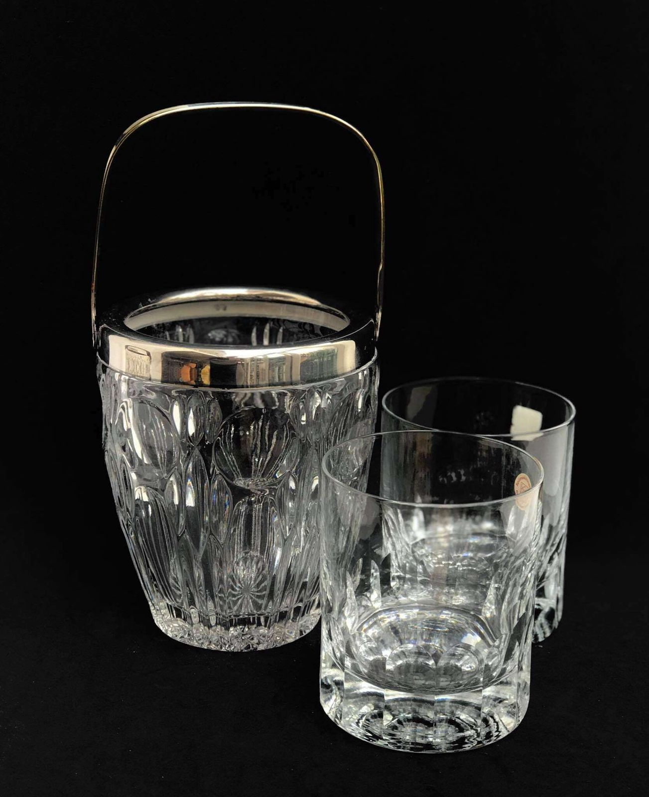 photo furniture Whiskyglassenset Van 2 Zware Kristallen Geslepen Glazen En Ijsemmer – Vintage Barset Voor Whisky, Bourbon En Sterkedrank