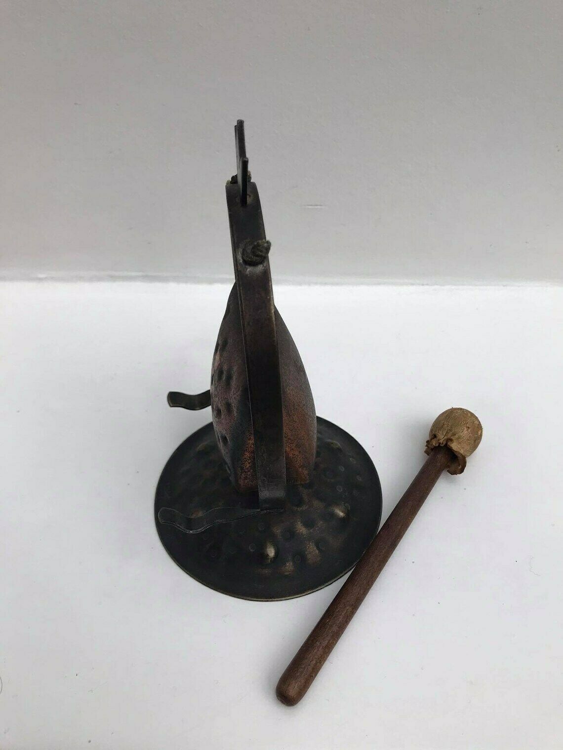 Kleine Mid Century Dinergong Op Standaard – Brons, Ca. Jaren 1950 – Tafelgong, Meditatie Instrument, Vintage Dinergong photo furniture