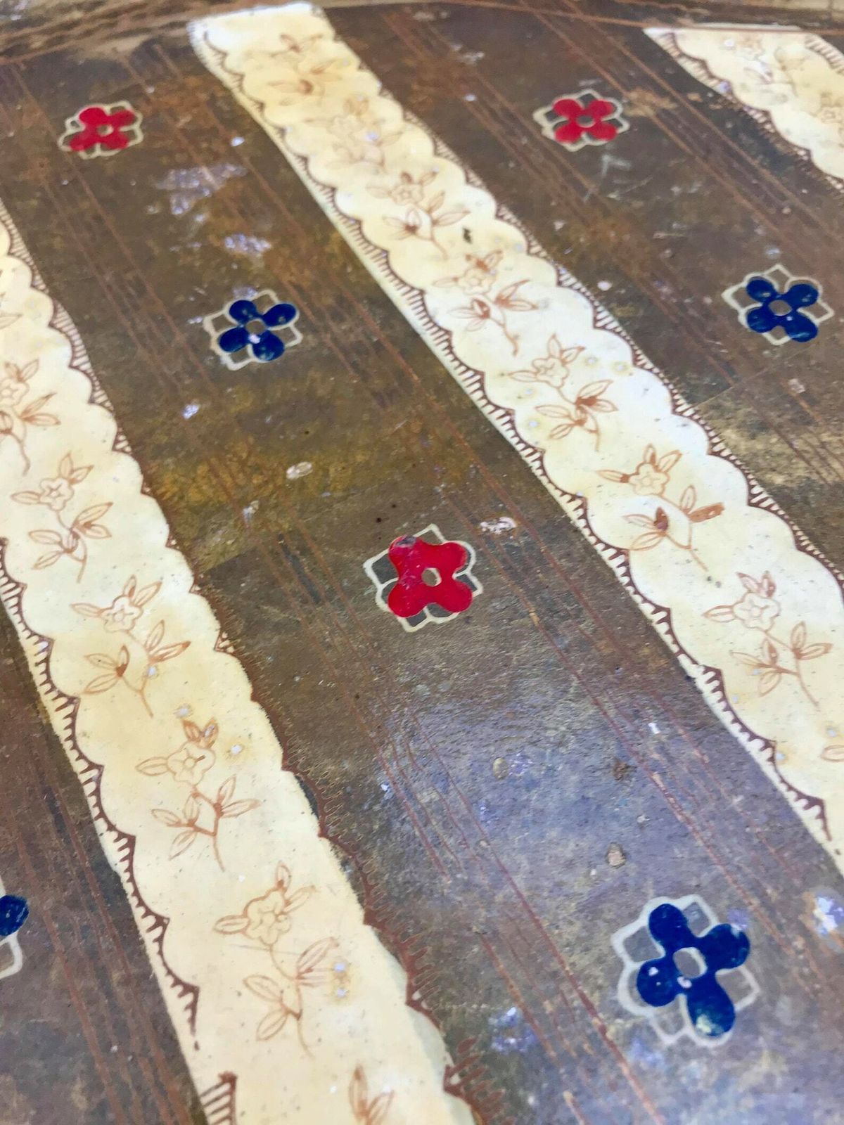Florentijns Dienblad – Rood, Blauw En Verguld – Italiaans Plateau Uit De Jaren 1960, In Florentijnse Stijl. Met De Hand Vervaardigd, Als Kerst  Of Tafeldecoratie photo for sale