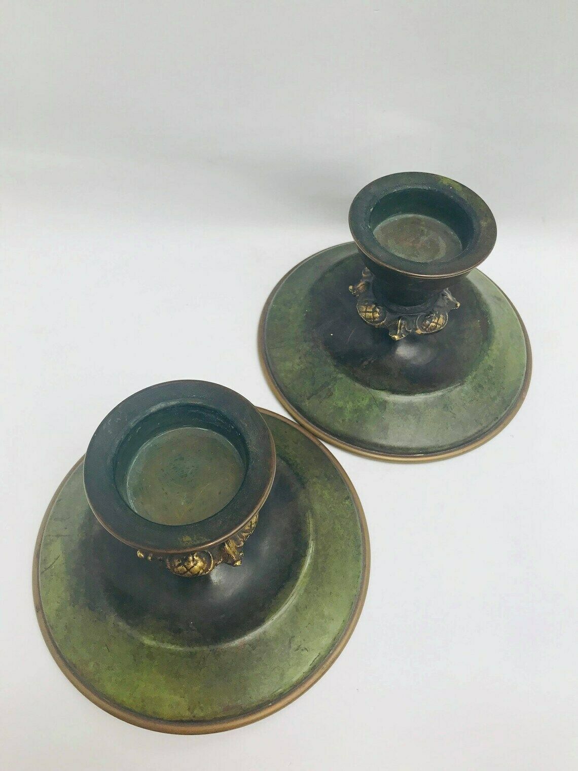 Art Deco Kaarsenhouders Brons Groene Patina Ildfast Jaren 1930 Denemarken, H.F Aegte – Paar Kandelaars – Bureaudecoratie, Asbak, Opvangschaal, Kerk photo furniture
