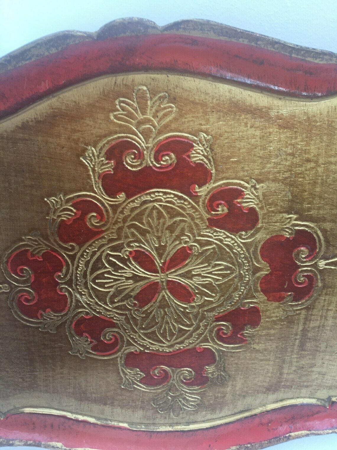 Florentijns Rechthoekig Dienblad, Rood En Verguld, Italiaans Plateau In Florentijnse Stijl, Jaren 1960. Met De Hand Beschilderd En Gedecoreerd. photo 98.0