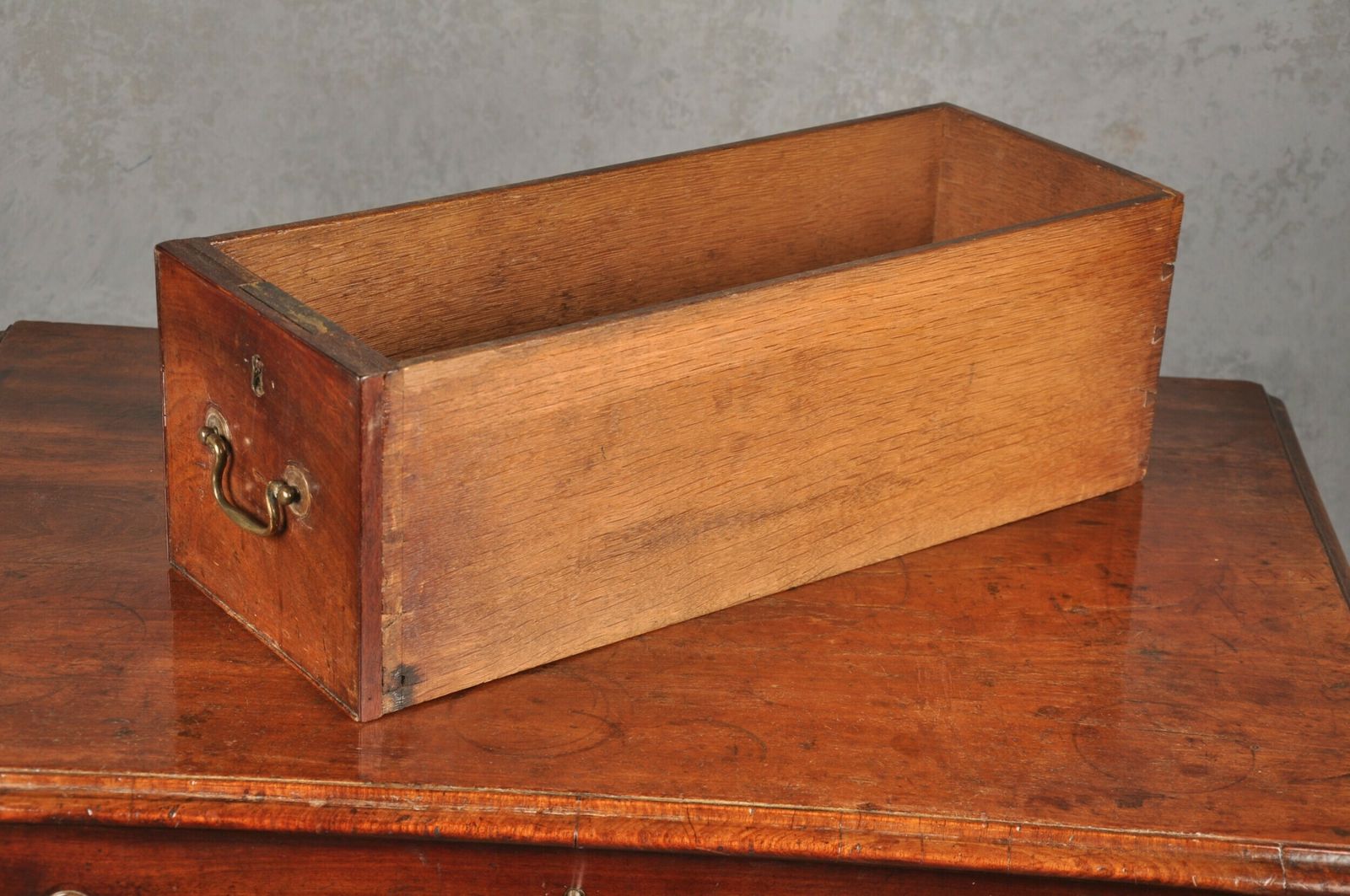 Small Mid 18th Century Mahogany Kneehole Desk photo vinterior