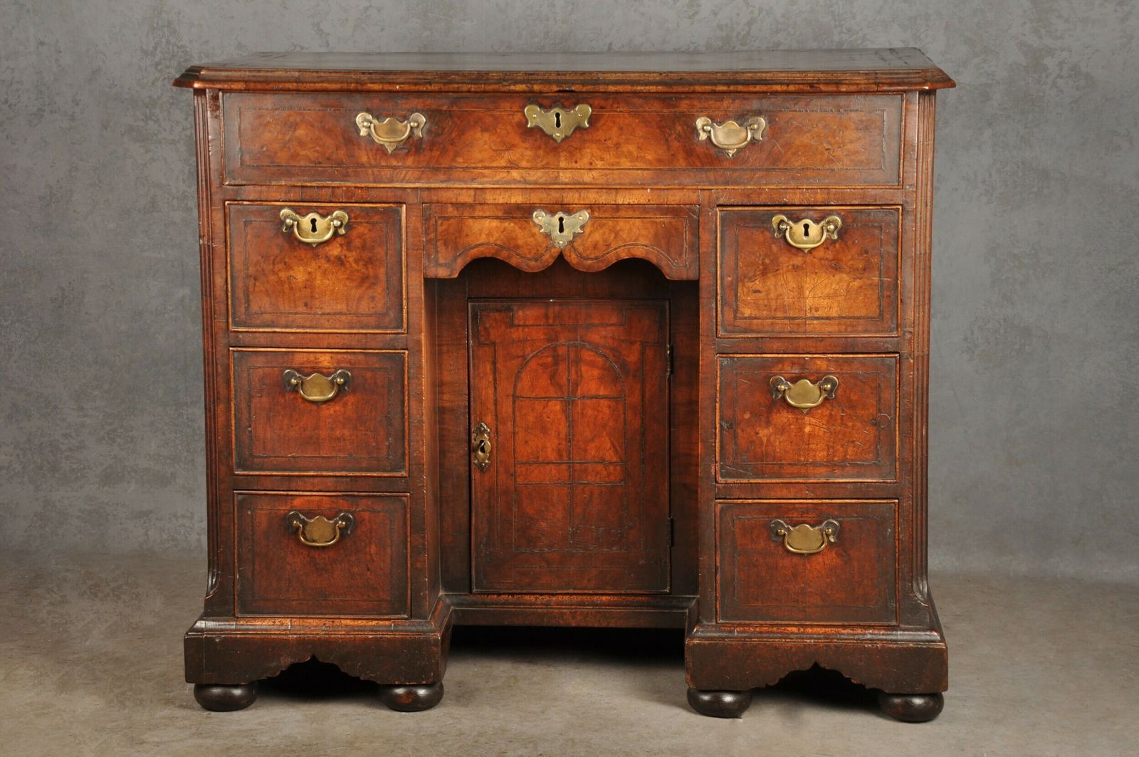 Important Early 18th Century Walnut Kneehole Desk