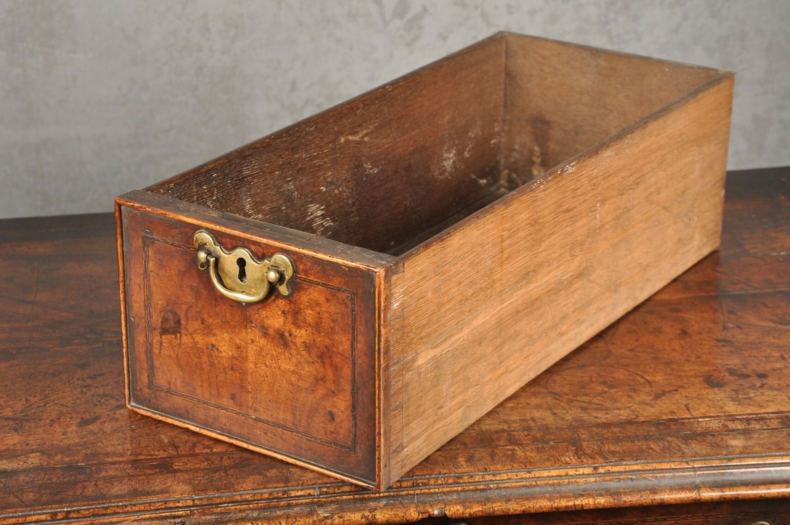 12500.0 Important Early 18th Century Walnut Kneehole Desk photo