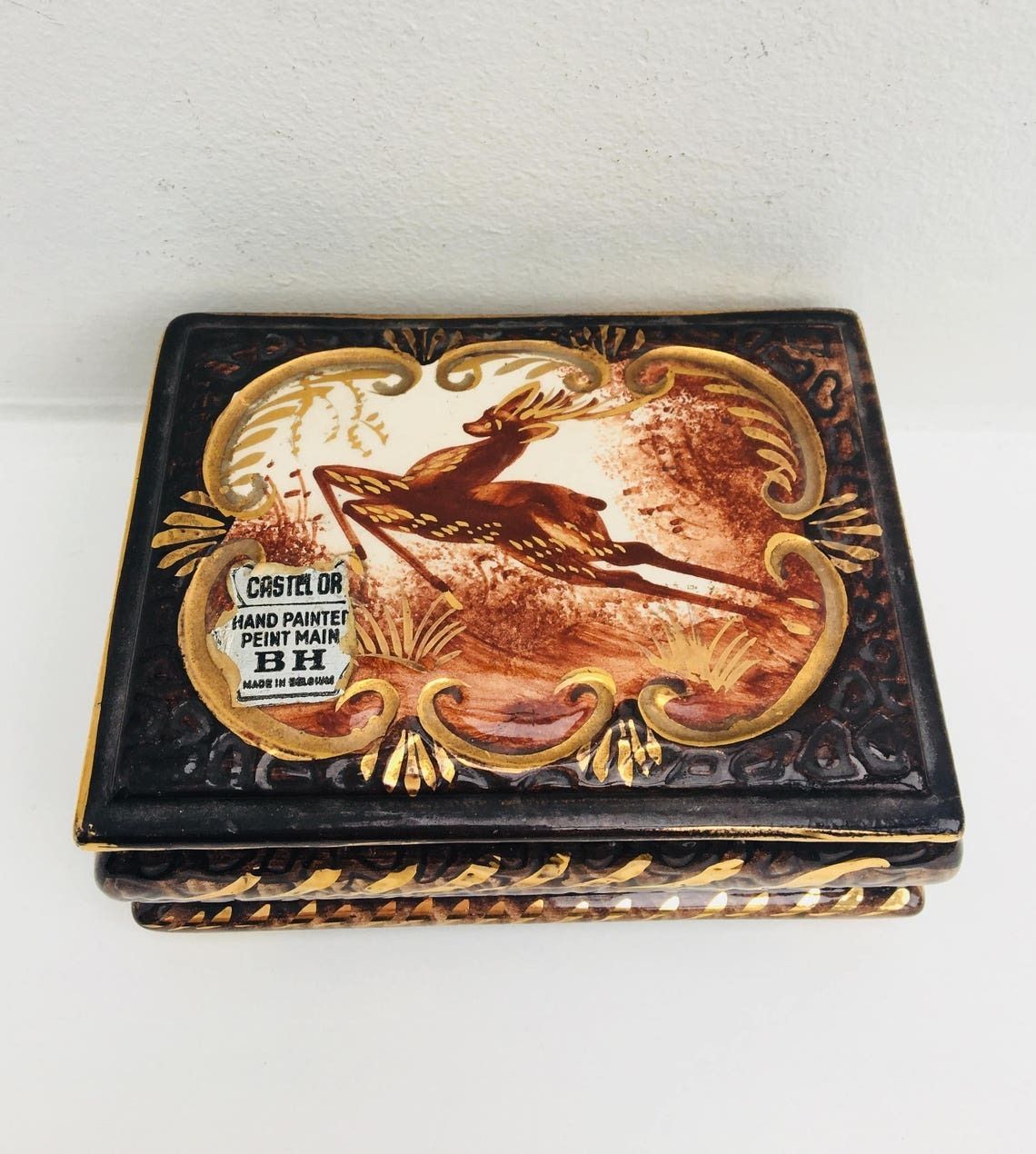 Keramische Doos – Vintage Belgische Majolica Keramische Dekselbox Met Hert – Henri Bequet Quaregnon België – Keramische Sieradendoos Gouden Rand – Jaren 1940 photo vintage